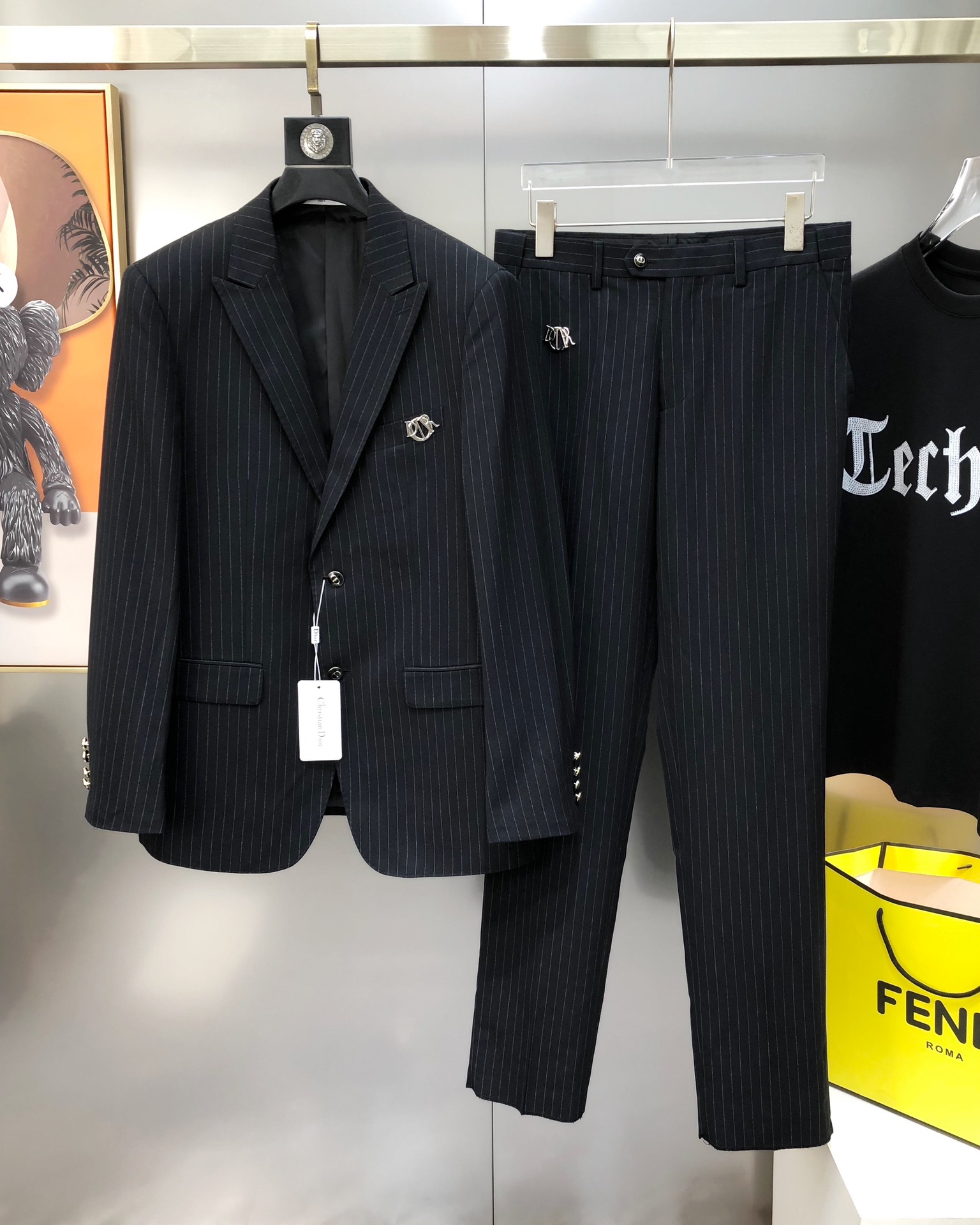 NO:128629,The whole set of tops P trousers P D*or Dior 2025 early spring new original single men's business casual suit suit suit suit jacket trousers can be sold separately and sold simultaneously on the official website High-end customization, fashionable and versatile, popular chest metal logo design, using original imported polyester fiber innovative memory fabric, master-level tailoring!  The touch is soft and delicate, and the upper body is comfortable. The original imported engraving hardware accessories are provided with smooth lines, exquisite craftsmanship, excellent style, and casual matching. They are very fashionable and handsome. Highly recommended!  Counter size 46-58=S-4XL (maximum size can be worn about 200 kilograms. Please report height and weight to place an order) Shipping the next day Black,,dior,jackets & coats,business suit,alexander wang19860909整套 上衣P 西裤P D*or 迪奥2025早春新款原单男士商务休闲西装套装 西服外套西裤 可拆开售卖官网同步售卖 高端定制 时尚百搭 爆款胸前金属logo标设计 采用原版进口聚酯纤维创新记忆面料 大师级剪裁！手感柔软细腻 上身舒适 客供原版进口刻字五金辅料配件,线条流畅,工艺精致,版型超赞,随意搭配都非常时尚帅气强烈推荐哦！专柜尺码46-58=S-4XL（最大码可穿200斤左右 下单请报身高体重) 隔天出货 黑色,,dior,jackets & coats,business suit,alexander wang,Men's clothing