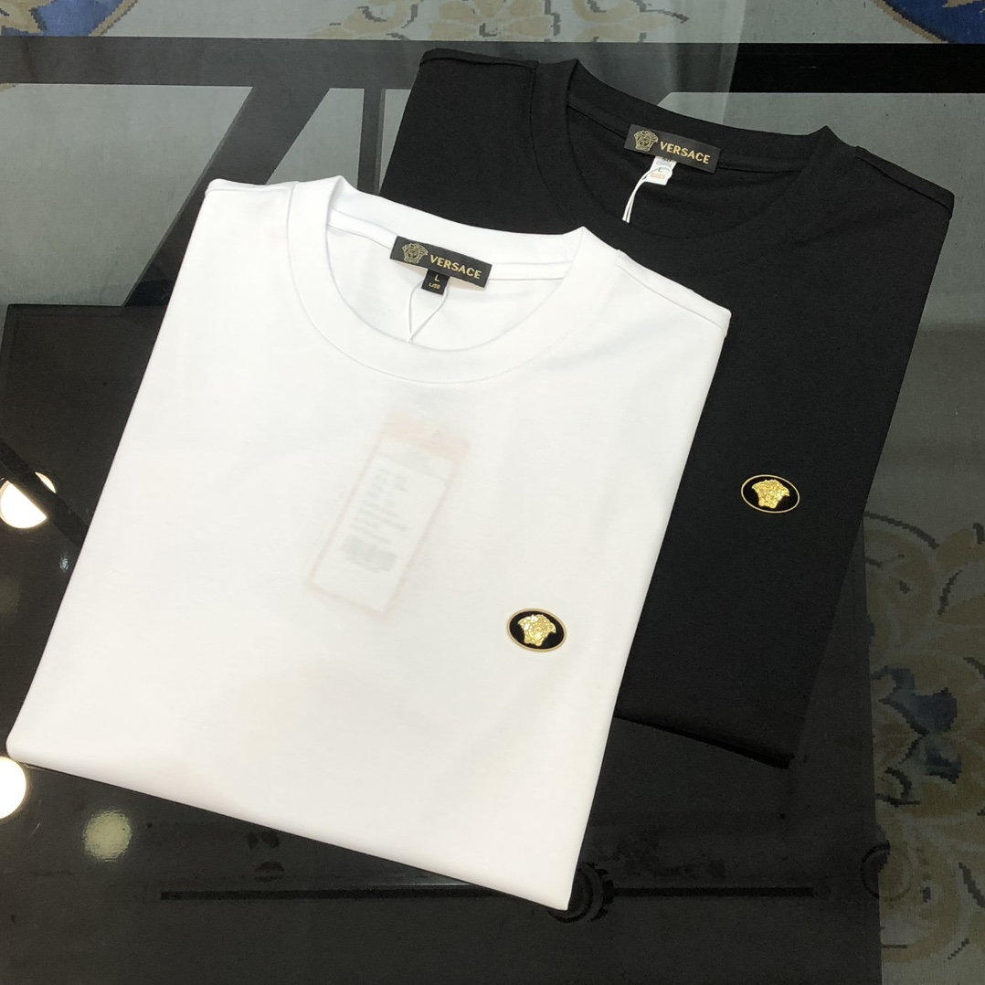 NO:130388,V*rsace Versace Spring and Summer New Original Single Men's Round Neck Short-Sleeve T-shirt High-end Customization, Fashionable and versatile, Sold at the counter, Popular, Embossed Medusa logo pattern on the chest, Custom-made imported jade silk fabric, skin-friendly and comfortable to wear, the fabric is soft and breathable, and it feels very delicate to touch. The inner part is all made of single-needle edge locking process!  It can ensure that the dress does not deform!  Decent cut, without any sense of restraint, OEM factory workmanship shows temperament and classy, ​​very handsome upper body size M-4XL (maximum size can be worn about 195 catties. Please report height and weight to place an order) Black White, versace, T-shirt,tees, t-shirt,alexander wang19860909V*rsace 范思哲春夏新款原单男士圆领短袖T恤 高端定制 时尚百搭 柜台同步售卖 爆款 胸前压花印胶美杜莎logo图案 客供定制进口玉蚕丝面料,穿着亲肤舒适 面料柔软透气 摸上去非常细腻的感觉.内里全部采用单针锁边工艺！能够确保穿着不变形！裁剪得体,没有任何束缚感,代工厂做工精细 显气质 显档次 上身非常帅气 尺码M-4XL（最大码可穿195斤左右 下单请报身高体重) 黑色 白色,,versace,T-shirt,tees，t-shirt,alexander wang,Men's clothing