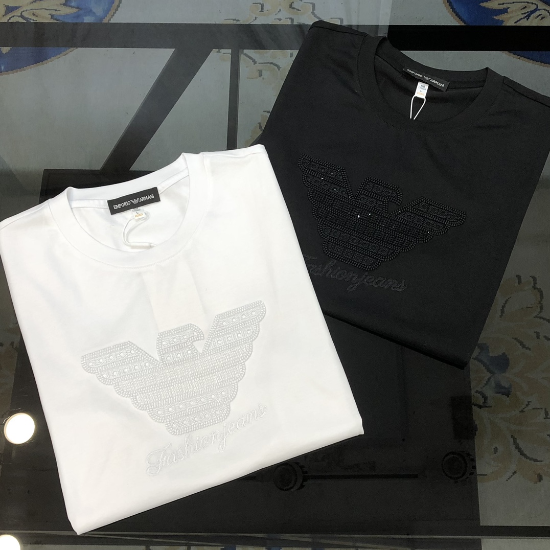 NO:130410,A*mani Spring and summer new original single men's round neck short-sleeved T-shirt, high-end customization, fashionable and versatile, sold at the counter simultaneously, popular, three-dimensional embroidered letters, flying eagle logo pattern on the chest, customized imported jade silk fabric, skin-friendly and comfortable to wear, the fabric is soft and breathable, and it feels very delicate to touch. The inside is all made of single-needle edge locking process!  It can ensure that the dress does not deform!  Decent cut, no sense of restraint, OEM factory workmanship shows temperament and classy, ​​very handsome upper body size M-4XL (maximum size can be worn about 195 kilograms. Please report height and weight to place an order) Black White, Armani, T-shirt,tees, t-shirt,alexander wang19860909A*mani 阿玛尼春夏新款原单男士圆领短袖T恤 高端定制 时尚百搭 柜台同步售卖 爆款 胸前立体刺绣字母飞鹰logo图案 客供定制进口玉蚕丝面料,穿着亲肤舒适 面料柔软透气 摸上去非常细腻的感觉.内里全部采用单针锁边工艺！能够确保穿着不变形！裁剪得体,没有任何束缚感,代工厂做工精细 显气质 显档次 上身非常帅气 尺码M-4XL（最大码可穿195斤左右 下单请报身高体重) 黑色 白色,,armani,T-shirt,tees，t-shirt,alexander wang,Men's clothing