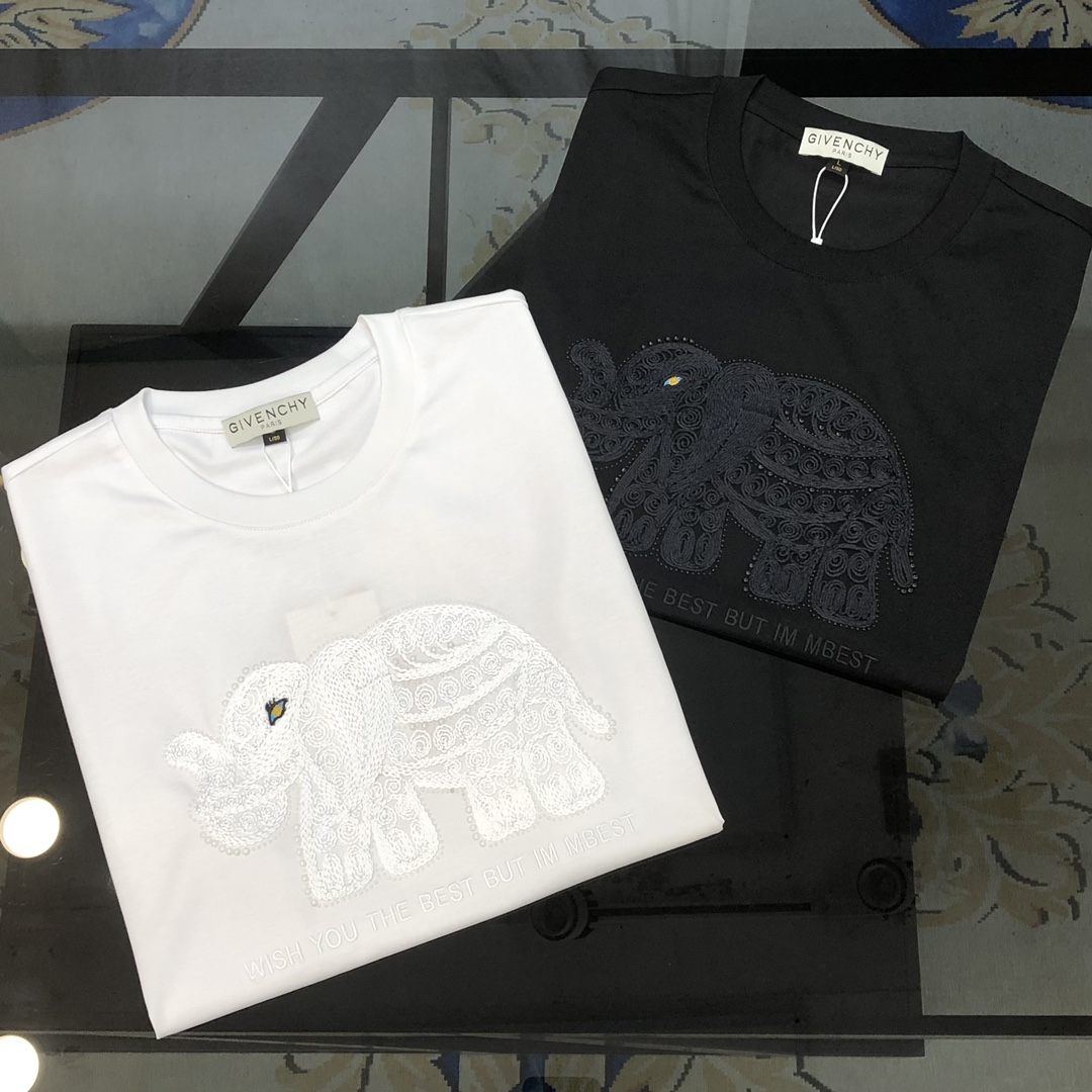 NO:130392,G*venchy Spring and Summer New Givenchy original single men's round neck short-sleeved T-shirt, high-end customization, fashionable and versatile, sold at the counter, hot style, three-dimensional embroidered logo pattern on the chest, customized imported jade silk fabric, skin-friendly and comfortable to wear, the fabric is soft and breathable, and it feels very delicate to touch. The inside is all made of single-needle edge locking process!  It can ensure that the dress does not deform!  Decent cut, without any sense of restraint, OEM factory workmanship shows temperament and classy, ​​very handsome upper body size M-4XL (maximum size can be worn about 195 catties. Please report height and weight to place an order) Black White, given, T-shirt,tees, t-shirt,alexander wang19860909G*venchy 纪梵希春夏新款原单男士圆领短袖T恤 高端定制 时尚百搭 柜台同步售卖 爆款 胸前立体刺绣logo图案 客供定制进口玉蚕丝面料,穿着亲肤舒适 面料柔软透气 摸上去非常细腻的感觉.内里全部采用单针锁边工艺！能够确保穿着不变形！裁剪得体,没有任何束缚感,代工厂做工精细 显气质 显档次 上身非常帅气 尺码M-4XL（最大码可穿195斤左右 下单请报身高体重) 黑色 白色,,givenchy,T-shirt,tees，t-shirt,alexander wang,Men's clothing