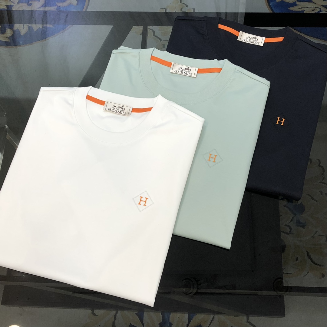 NO:130393,H*rmes 2025 spring and summer new original single men's round neck short-sleeved T-shirt, high-end customization, fashionable and versatile, sold at the counter simultaneously, three-dimensional embossed glue logo pattern design, customized 120 double mercerated cotton fabric, comfortable to wear, soft and breathable, and a very delicate touch. The inner part is made of single-needle edge locking process!  It can ensure that the dress does not deform!  Decent cut, without any sense of restraint, OEM factory workmanship shows temperament and classy, ​​very handsome upper body Size M-3XL (maximum size can be worn about 190 kilograms, please report height and weight to place an order) Navy blue White Light green Shipping the next day, Hermes, T-shirt,tees, t-shirt,alexander wang19860909H*rmes 爱马仕2025春夏新款原单男士圆领短袖T恤 高版本 渠道货 高端定制 时尚百搭 柜台同步售卖 立体压花印胶logo图案设计 客供定制进口120支双丝光棉面料,穿着亲肤舒适 面料柔软透气 摸上去非常细腻的感觉.内里全部采用单针锁边工艺！能够确保穿着不变形！裁剪得体,没有任何束缚感,代工厂做工精细 显气质 显档次 上身非常帅气 尺码M-3XL（最大码可穿190斤左右 下单请报身高体重) 藏青色 白色 浅绿色 隔天出货,,hermes,T-shirt,tees，t-shirt,alexander wang,Men's clothing