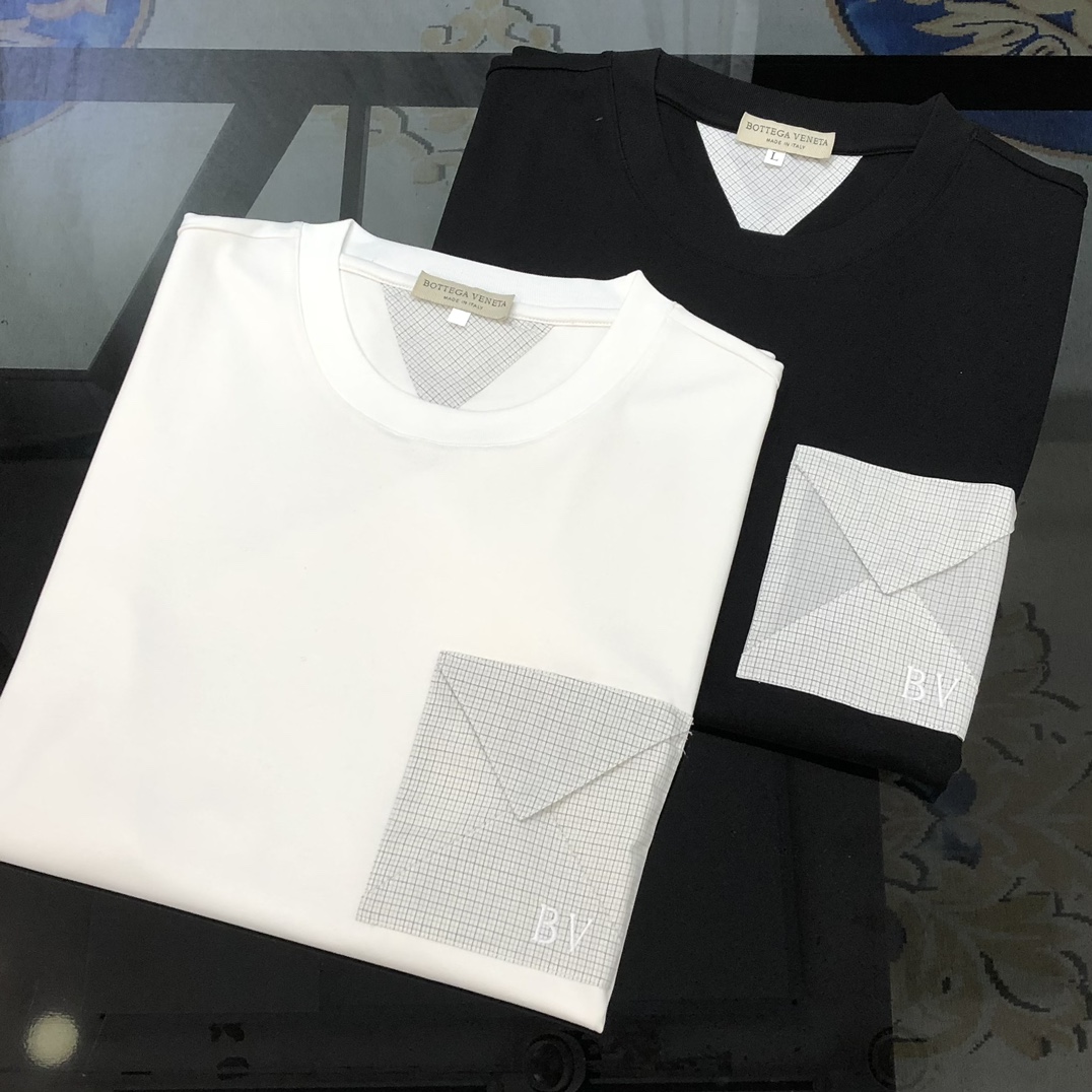 NO:130390,BV Baodiejia 2025 spring and summer new original single men's round neck short-sleeved T-shirt, high-end customization, fashionable and versatile, sold at the counter, chest pocket embroidery logo design, customized 120 double mercerated cotton fabric, skin-friendly and comfortable to wear, the fabric is soft and breathable, and it feels very delicate to touch. The inner part is all made of single-needle edge locking process!  It can ensure that the dress does not deform!  Decent cut, no sense of restraint, OEM factory workmanship shows temperament and grade, very handsome upper body size M-3XL (maximum size can be worn about 190 kilograms, please report height and weight to place an order) Black White Shipping the next day,,bottega veneta,bottega veneta,T-shirt,tees,t-shirt,alexander wang19860909BV 葆蝶家2025春夏新款原单男士圆领短袖T恤 高版本 渠道货 高端定制 时尚百搭 柜台同步售卖 胸前口袋刺绣logo设计 客供定制进口120支双丝光棉面料,穿着亲肤舒适 面料柔软透气 摸上去非常细腻的感觉.内里全部采用单针锁边工艺！能够确保穿着不变形！裁剪得体,没有任何束缚感,代工厂做工精细 显气质 显档次 上身非常帅气 尺码M-3XL（最大码可穿190斤左右 下单请报身高体重) 黑色 白色 隔天出货,,bottega veneta,bottega veneta,T-shirt,tees，t-shirt,alexander wang,Men's clothing