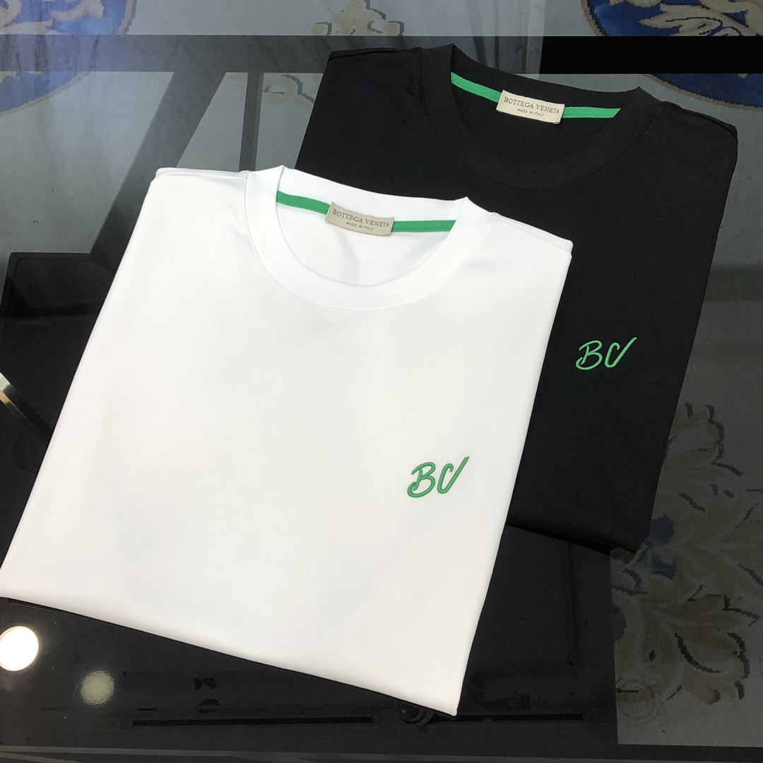 NO:130396,BV Baodiejia 2025 spring and summer new original single men's round neck short-sleeved T-shirt, high-end customization, fashionable and versatile, sold at the counter simultaneously, three-dimensional embroidery logo design, customized imported 120 double mercerated cotton fabric, skin-friendly and comfortable to wear, the fabric is soft and breathable, and it feels very delicate to touch. The inner part is all made of single-needle edge locking process!  It can ensure that the dress does not deform!  Decent cut, no sense of restraint, OEM factory workmanship shows temperament and grade, very handsome upper body size M-3XL (maximum size can be worn about 190 kilograms, please report height and weight to place an order) Black White Shipping the next day,,bottega veneta,bottega veneta,T-shirt,tees,t-shirt,alexander wang19860909BV 葆蝶家2025春夏新款原单男士圆领短袖T恤 高版本 渠道货 高端定制 时尚百搭 柜台同步售卖 立体刺绣logo设计 客供定制进口120支双丝光棉面料,穿着亲肤舒适 面料柔软透气 摸上去非常细腻的感觉.内里全部采用单针锁边工艺！能够确保穿着不变形！裁剪得体,没有任何束缚感,代工厂做工精细 显气质 显档次 上身非常帅气 尺码M-3XL（最大码可穿190斤左右 下单请报身高体重) 黑色 白色 隔天出货,,bottega veneta,bottega veneta,T-shirt,tees，t-shirt,alexander wang,Men's clothing