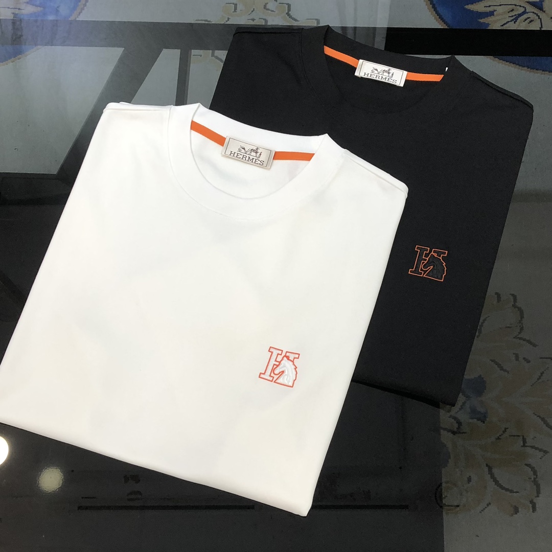 NO:130399,H*rmes 2025 spring and summer new original single men's round neck short-sleeved T-shirt, high-version, channel goods, high-end customization, fashionable and versatile, sold at the counter, three-dimensional embroidery logo pattern design, customized and imported 120 double mercerated cotton fabric, comfortable to wear, soft and breathable, and a very delicate touch. The inner part is made of single-needle edge locking process!  It can ensure that the dress does not deform!  Decent cut, no sense of restraint, OEM factory workmanship shows temperament and grade, very handsome upper body size M-3XL (maximum size can be worn about 190 kilograms, please report height and weight to place an order) Black White Shipping the next day,,hermes,T-shirt,tees,t-shirt,alexander wang19860909H*rmes 爱马仕2025春夏新款原单男士圆领短袖T恤 高版本 渠道货 高端定制 时尚百搭 柜台同步售卖 立体刺绣logo图案设计 客供定制进口120支双丝光棉面料,穿着亲肤舒适 面料柔软透气 摸上去非常细腻的感觉.内里全部采用单针锁边工艺！能够确保穿着不变形！裁剪得体,没有任何束缚感,代工厂做工精细 显气质 显档次 上身非常帅气 尺码M-3XL（最大码可穿190斤左右 下单请报身高体重) 黑色 白色 隔天出货,,hermes,T-shirt,tees，t-shirt,alexander wang,Men's clothing