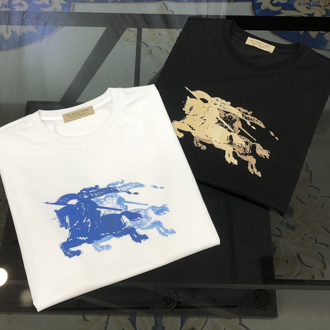 NO:130408,BURBE** Burberry 2025 spring and summer new original single men's round neck short-sleeved T-shirt, high-end customization, fashionable and versatile, sold at the counter, printed offset printing war horse logo pattern design, customized imported double-strand mercerized cotton fabric, skin-friendly and comfortable to wear, the fabric is soft and breathable, and it feels very delicate to touch. The inner part is all made of single-needle edge locking process!  It can ensure that the dress does not deform!  Decent cut, without any sense of restraint, OEM factory workmanship shows temperament and classy, ​​very handsome upper body size M-3XL (maximum size can be worn about 185 kilograms. Please report height and weight to place an order) Black White The next day,,burberry,burberry,T-shirt,tees,t-shirt,alexander wang19860909BURBE** 巴宝莉2025春夏新款原单男士圆领短袖T恤 高端定制 时尚百搭 柜台同步售卖 印胶印花战马logo图案设计 客供定制进口双股丝光棉面料,穿着亲肤舒适 面料柔软透气 摸上去非常细腻的感觉.内里全部采用单针锁边工艺！能够确保穿着不变形！裁剪得体,没有任何束缚感,代工厂做工精细 显气质 显档次 上身非常帅气 尺码M-3XL（最大码可穿185斤左右 下单请报身高体重) 黑色 白色 隔天,,burberry,burberry,T-shirt,tees，t-shirt,alexander wang,Men's clothing