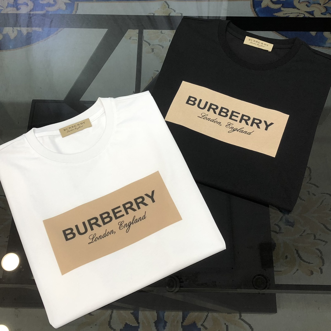 NO:130405,BURBE** Burberry 2025 spring and summer new original single men's round neck short-sleeved T-shirt, high-end customization, fashionable and versatile, sold at the counter, printed offset printed letter logo pattern design, customized imported double-strand mercerized cotton fabric, skin-friendly and comfortable to wear, the fabric is soft and breathable, and it feels very delicate to touch. The inner part is all made of single-needle edge locking process!  It can ensure that the dress does not deform!  Decent cut, without any sense of restraint, OEM factory workmanship shows temperament and classy, ​​very handsome upper body size M-3XL (maximum size can be worn about 185 kilograms. Please report height and weight to place an order) Black White The next day, burberry, burberry, T-shirt, tees, t-shirt, alexander wang19860909BURBE** 巴宝莉2025春夏新款原单男士圆领短袖T恤 高端定制 时尚百搭 柜台同步售卖 印胶印花字母logo图案设计 客供定制进口双股丝光棉面料,穿着亲肤舒适 面料柔软透气 摸上去非常细腻的感觉.内里全部采用单针锁边工艺！能够确保穿着不变形！裁剪得体,没有任何束缚感,代工厂做工精细 显气质 显档次 上身非常帅气 尺码M-3XL（最大码可穿185斤左右 下单请报身高体重) 黑色 白色 隔天,,burberry,burberry,T-shirt,tees，t-shirt,alexander wang,Men's clothing