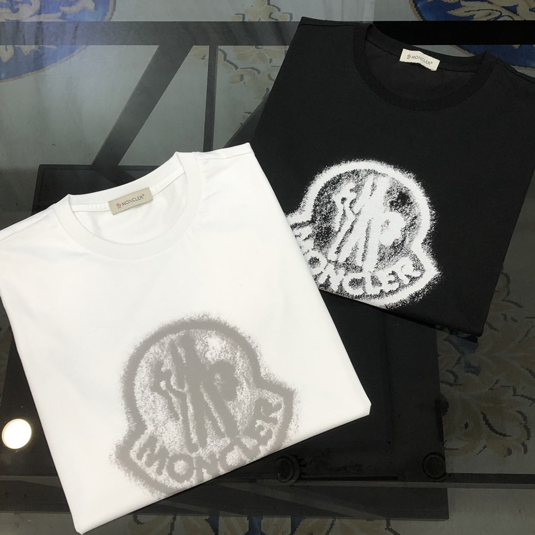 NO:130402,M*ncler 2025 spring and summer new style original single men's round neck short-sleeved T-shirt high-end customization, fashionable and versatile, sold at the counter simultaneously, offset printed letter logo pattern design, customized imported double-strand mercerized cotton fabric, skin-friendly and comfortable to wear, the fabric is soft and breathable, and it feels very delicate to touch. The inner part is all made of single-needle edge locking process!  It can ensure that the dress does not deform!  Decent cut, without any sense of restraint, OEM factory workmanship shows temperament and classy, ​​very handsome upper body size M-3XL (maximum size can be worn about 185 catties. Please report height and weight to place an order) Black White The next day,,christian louboutin,Moncler,T-shirt,tees,t-shirt,alexander wang19860909M*ncler 蒙口2025春夏新款原单男士圆领短袖T恤 高端定制 时尚百搭 柜台同步售卖 印胶印花字母logo图案设计 客供定制进口双股丝光棉面料,穿着亲肤舒适 面料柔软透气 摸上去非常细腻的感觉.内里全部采用单针锁边工艺！能够确保穿着不变形！裁剪得体,没有任何束缚感,代工厂做工精细 显气质 显档次 上身非常帅气 尺码M-3XL（最大码可穿185斤左右 下单请报身高体重) 黑色 白色 隔天,,christian louboutin,Moncler,T-shirt,tees，t-shirt,alexander wang,Men's clothing