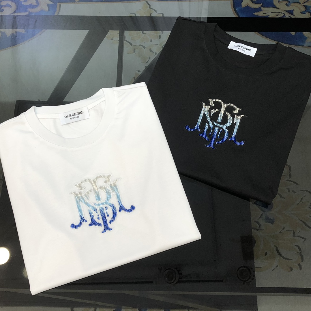 NO:130403,TB Tom Brown's new spring and summer 2025 original single men's round neck short-sleeved T-shirt, high-end customization, fashionable and versatile, sold at the counter simultaneously, three-dimensional embroidered logo pattern design, customized imported double mercerized cotton fabric, skin-friendly and comfortable to wear, the fabric is soft and breathable, and it feels very delicate to touch. The inner part is all made of single-needle edge locking process!  It can ensure that the dress does not deform!  Decent cut, no sense of restraint, OEM factory workmanship shows temperament and classy, ​​very handsome upper body size M-4XL (maximum size can be worn about 195 catties. Please report height and weight to place an order) Black White, thom browne, T-shirt,tees, t-shirt,alexander wang19860909TB 汤姆布朗2025春夏新款原单男士圆领短袖T恤 高端定制 时尚百搭 柜台同步售卖 立体刺绣logo图案设计 客供定制进口双丝光棉面料,穿着亲肤舒适 面料柔软透气 摸上去非常细腻的感觉.内里全部采用单针锁边工艺！能够确保穿着不变形！裁剪得体,没有任何束缚感,代工厂做工精细 显气质 显档次 上身非常帅气 尺码M-4XL（最大码可穿195斤左右 下单请报身高体重) 黑色 白色,,thom browne,T-shirt,tees，t-shirt,alexander wang,Men's clothing