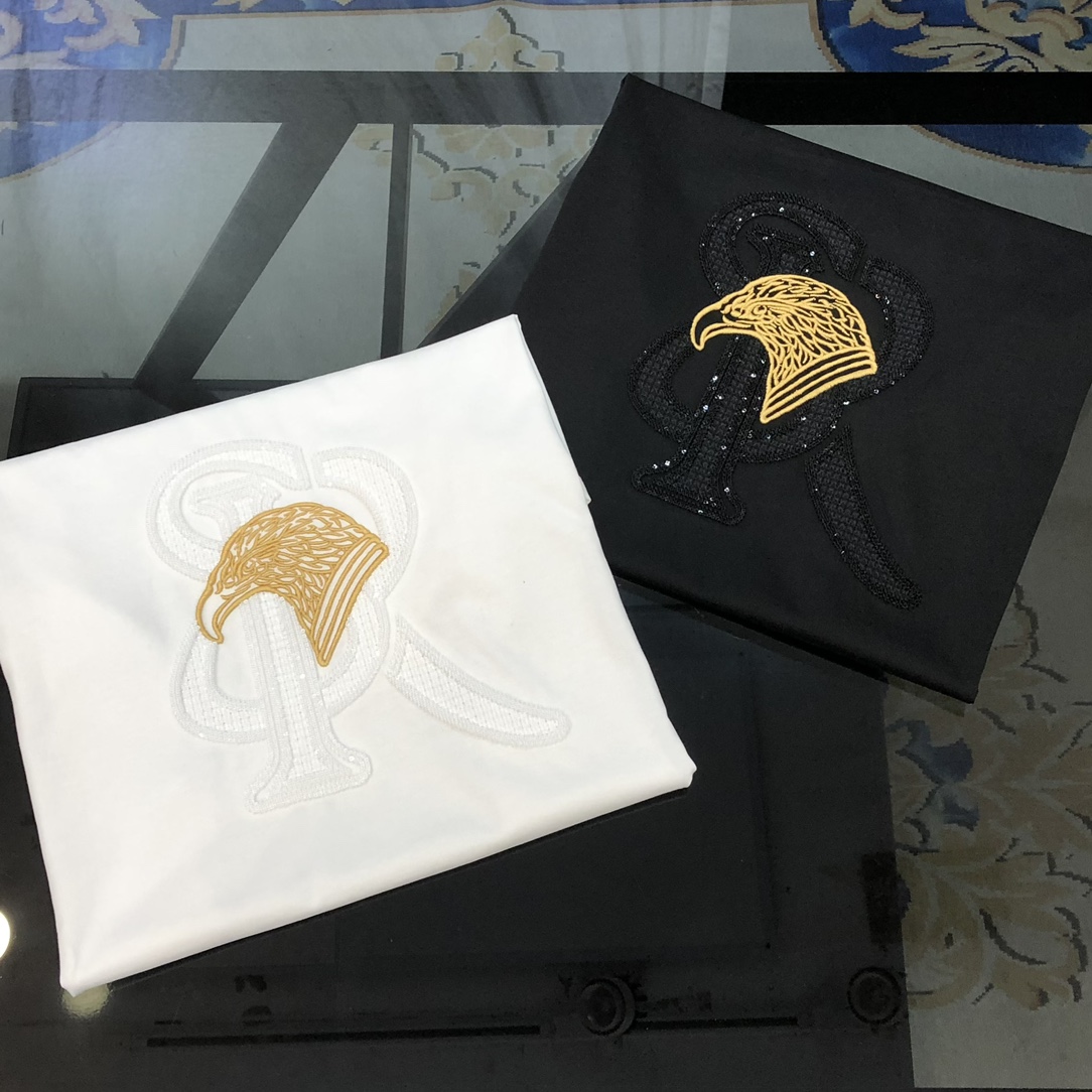 NO:130416,Stephen's new spring and summer 2025 original single men's round neck short-sleeved T-shirt, high-end customization, fashionable and versatile, sold at the counter simultaneously, three-dimensional embroidered logo pattern design, customized imported double mercerized cotton fabric, skin-friendly and comfortable to wear, the fabric is soft and breathable, and it feels very delicate to touch. The inner part is all made of single-needle edge locking process!  It can ensure that the dress does not deform!  Decent cut, no sense of restraint, OEM factory workmanship shows temperament and classy, ​​very handsome upper body size M-4XL (maximum size can be worn about 195 kilograms. Please report height and weight to place an order) Black White, T-shirt,tees, t-shirt,alexander wang19860909史蒂芬2025春夏新款原单男士圆领短袖T恤 高端定制 时尚百搭 柜台同步售卖 立体刺绣logo图案设计 客供定制进口双丝光棉面料,穿着亲肤舒适 面料柔软透气 摸上去非常细腻的感觉.内里全部采用单针锁边工艺！能够确保穿着不变形！裁剪得体,没有任何束缚感,代工厂做工精细 显气质 显档次 上身非常帅气 尺码M-4XL（最大码可穿195斤左右 下单请报身高体重) 黑色 白色,,T-shirt,tees，t-shirt,alexander wang,Men's clothing