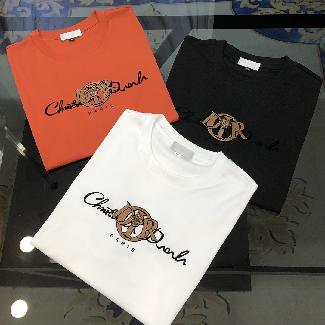 NO:130406,D*or Dior 2025 spring and summer new original single men's round neck short-sleeved T-shirt, high-end customization, fashionable and versatile, sold at the counter, printed letter logo design, customized imported jade silk fabric, skin-friendly and comfortable to wear, the fabric is soft and breathable, and it feels very delicate to touch. The inner part is all made of single-needle edge locking process!  It can ensure that the dress does not deform!  Decent cut, no sense of restraint, OEM factory workmanship shows temperament and classy, ​​very handsome upper body size M-4XL (maximum size can be worn about 195 catties. Please report height and weight to place an order) Black White, Dior, T-shirt,tees, t-shirt,alexander wang19860909D*or 迪奥2025春夏新款原单男士圆领短袖T恤 高端定制 时尚百搭 柜台同步售卖 印胶字母logo设计 客供定制进口玉蚕丝面料,穿着亲肤舒适 面料柔软透气 摸上去非常细腻的感觉.内里全部采用单针锁边工艺！能够确保穿着不变形！裁剪得体,没有任何束缚感,代工厂做工精细 显气质 显档次 上身非常帅气 尺码M-4XL（最大码可穿195斤左右 下单请报身高体重) 黑色 白色,,dior,T-shirt,tees，t-shirt,alexander wang,Men's clothing