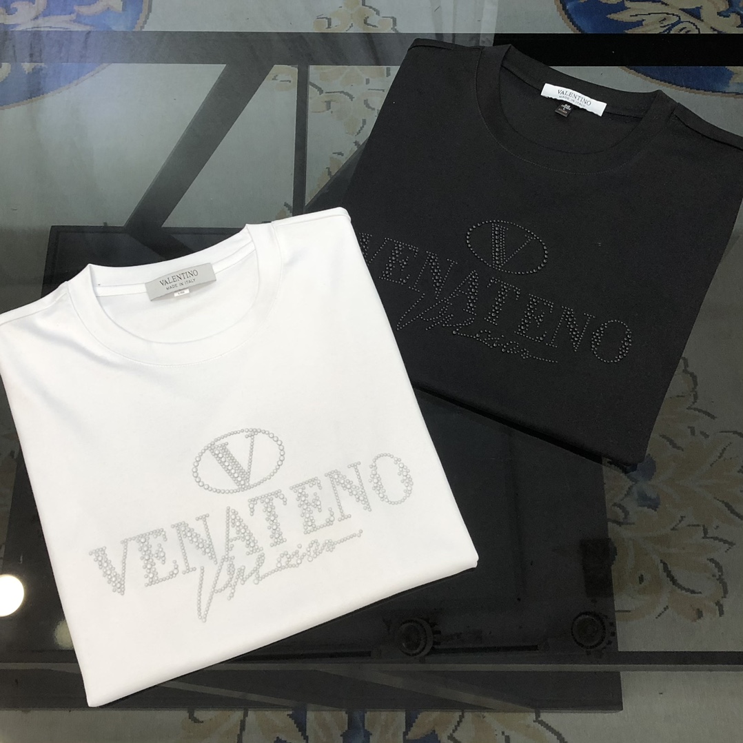 NO:130409,Val*ntino 2025 spring and summer new style original single men's round neck short-sleeved T-shirt, high-end customization, fashionable and versatile, sold at the counter, ironing letter logo design, customized imported jade silk fabric, skin-friendly and comfortable to wear, soft and breathable, and a very delicate touch. The inner part is all made of single-needle edge locking process!  It can ensure that the dress does not deform!  Decent cut, no sense of restraint, OEM factory workmanship shows temperament and classy, ​​very handsome upper body size M-4XL (maximum size can be worn about 195 kilograms. Please report height and weight to place an order) Black White, valentino, T-shirt,tees, t-shirt,alexander wang19860909Val*ntino 华伦天奴2025春夏新款原单男士圆领短袖T恤 高端定制 时尚百搭 柜台同步售卖 烫钻字母logo设计 客供定制进口玉蚕丝面料,穿着亲肤舒适 面料柔软透气 摸上去非常细腻的感觉.内里全部采用单针锁边工艺！能够确保穿着不变形！裁剪得体,没有任何束缚感,代工厂做工精细 显气质 显档次 上身非常帅气 尺码M-4XL（最大码可穿195斤左右 下单请报身高体重) 黑色 白色,,valentino,T-shirt,tees，t-shirt,alexander wang,Men's clothing