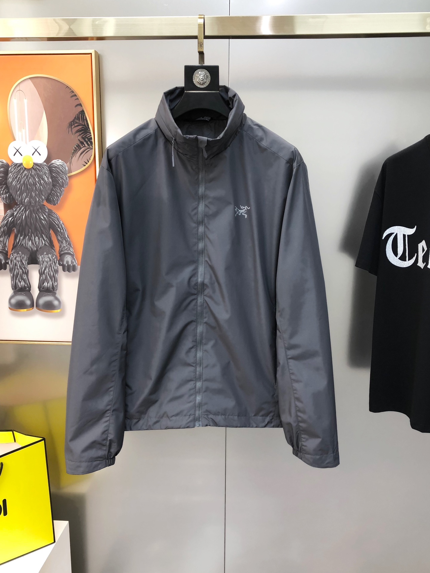 NO:131816,Archaeopteryx 2025 early spring new style original single men's hooded windbreaker jacket jacket, hat can be collected, sold simultaneously on the official website, hot model, high version, simple, fashionable and versatile, chest printing logo pattern design, original imported polyester fiber memory fabric, soft and delicate, comfortable upper body, customer-supplied original imported engraving hardware accessories, the OEM factory made the fine lines smooth, the craftsmanship is exquisite, the style is superb, the casual matching is very fashionable and handsome, and highly recommended!  Counter size M-3XL (maximum size can be worn about 190 catties. Please report your height and weight to place an order) Shipping the next day Black Dark gray, arc'teryx, jackets & coats, jackets & coats, hats, alexander wang19860909始祖鸟2025早春新款原单男士连帽风衣夹克外套 帽子可收取 官网同步售卖 爆款 高版本 简洁时尚百搭 胸前印胶logo图案设计 采用原版进口聚酯纤维记忆面料 手感柔软细腻 上身舒适 客供原版进口刻字五金辅料配件,代工厂精细做线条流畅,工艺精致,版型超赞,随意搭配都非常时尚帅气强烈推荐哦！专柜尺码M-3XL（最大码可穿190斤左右 下单请报身高体重) 隔天出货 黑色 深灰色,arc'teryx,jackets & coats,jackets & coats,hats,alexander wang,Men's clothing