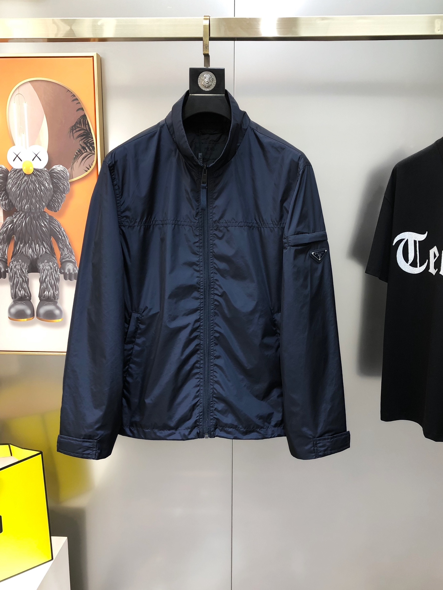 NO:131815,P*ADA Prada 2025 early spring new style original single men's windbreaker jacket is sold simultaneously on the official website. Classic hot model, high version, simple, fashionable and versatile, pocket embroidered triangle logo design on the sleeve, using original imported polyester fiber memory fabric, soft and delicate, comfortable upper body, customer-supplied original imported engraving hardware accessories, the OEM is finely made of smooth lines, exquisite craftsmanship, excellent style, and casual matching is very fashionable and handsome, highly recommended!  Counter size 48-54=M-2XL (maximum size can be worn about 185 kilograms. Please report your height and weight to place an order) Shipping the next day. Royal blue,,prada,jackets & coats,jackets & coats,alexander wang19860909P*ADA 普拉哒2025早春新款原单男士风衣夹克外套 官网同步售卖 经典爆款 高版本 简洁时尚百搭 袖上口袋绣三角logo标设计 采用原版进口聚酯纤维记忆面料 手感柔软细腻 上身舒适 客供原版进口刻字五金辅料配件,代工厂精细做线条流畅,工艺精致,版型超赞,随意搭配都非常时尚帅气强烈推荐哦！专柜尺码48-54=M-2XL（最大码可穿185斤左右 下单请报身高体重) 隔天出货 宝蓝色,,prada,jackets & coats,jackets & coats,alexander wang,Men's clothing