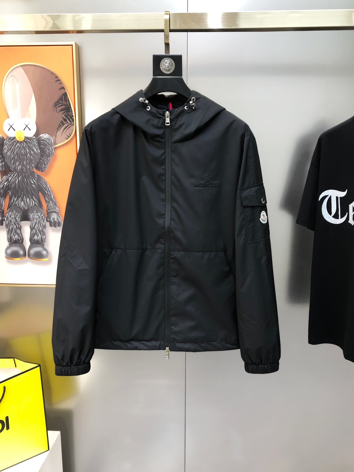 NO:131820,M*ncler 2025 early spring new style original single men's hooded windbreaker jacket jacket sold simultaneously on the official website. Hot version. High-version. Pay attention to details. Fashionable and versatile. Embossed letters on the chest logo on the sleeve. Embroidered fabric with pocket embroidered fabric design. It uses original imported polyester fiber memory fabric. It feels soft and delicate. It is comfortable to use the upper body. Customers provide original imported engraving hardware accessories. The OEM is finely made of smooth lines, exquisite craftsmanship, and the style is superb. It is very fashionable and handsome. It is highly recommended!  Counter size 1-5 = M-3XL (maximum size can be worn about 190 kilograms. Please report your height and weight to place an order) Shipping the next day Black, christian louboutin, Moncler, jackets & coats, jackets & coats, hats, alexander wang19860909M*ncler 蒙口2025早春新款原单男士连帽风衣夹克外套 官网同步售卖 爆款 高版本 注意细节时尚百搭 胸前压花字母logo袖上口袋绣布标设计 采用原版进口聚酯纤维记忆面料 手感柔软细腻 上身舒适 客供原版进口刻字五金辅料配件,代工厂精细做线条流畅,工艺精致,版型超赞,随意搭配都非常时尚帅气强烈推荐哦！专柜尺码1-5码=M-3XL（最大码可穿190斤左右 下单请报身高体重) 隔天出货 黑色,,christian louboutin,Moncler,jackets & coats,jackets & coats,hats,alexander wang,Men's clothing