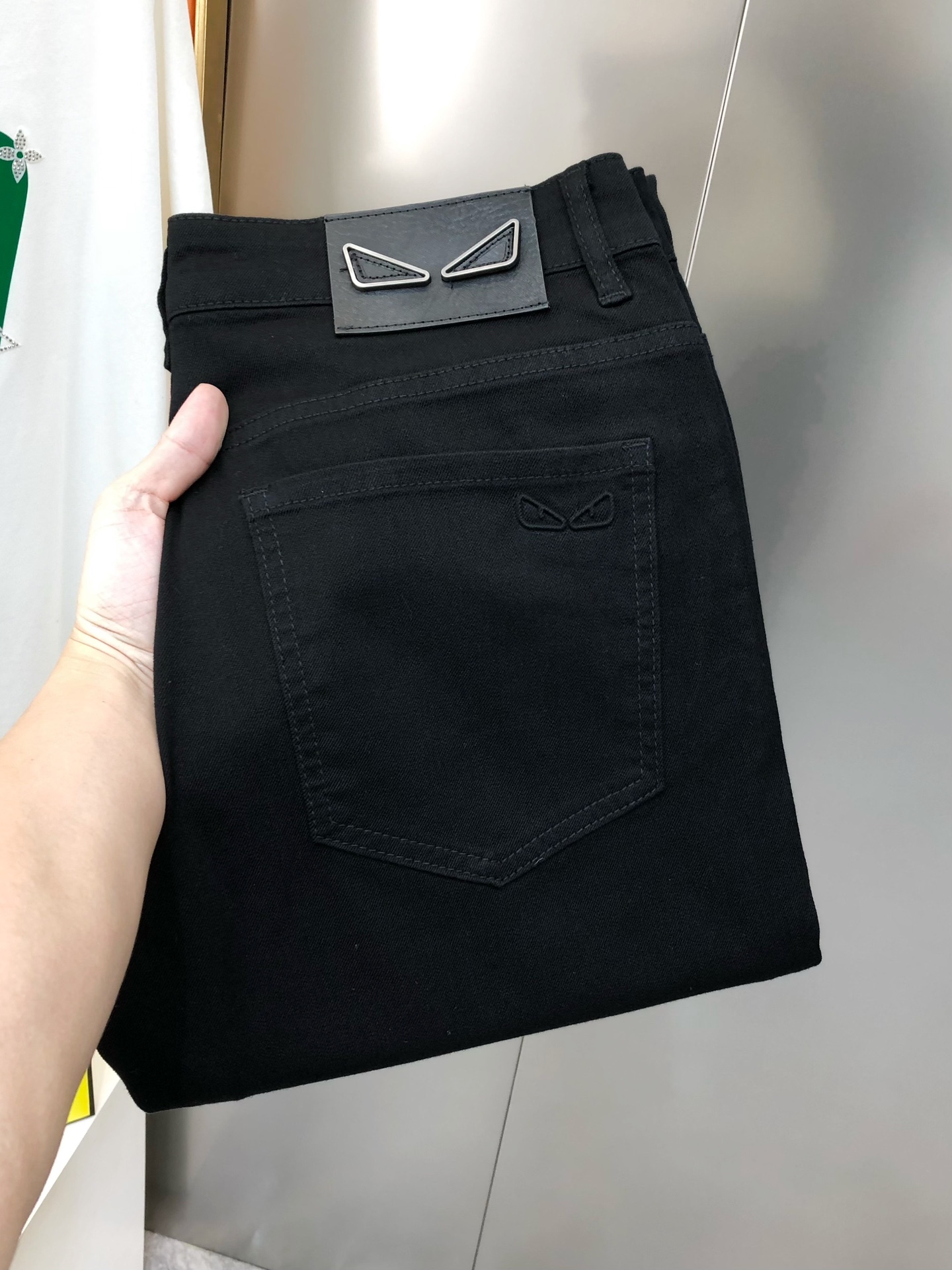 NO:131843,FD Fendi 2025 spring and summer new men's slim foot jeans, the official website is simple and fashionable, popular black cow, high-end customization, original single ruthless goods, embossed cute eye logo design, custom imported denim-washed denim pure cotton fabric, original auxiliary materials, fine workmanship, cool and energetic, soft and delicate, comfortable and breathable, commuter style, extremely high matching rate, overwhelming wear rate, counter quality, super handsome upper body, stylish, 28-38 (elastic) with 35, not 37, shipped the next day,,fendi, jeans, alexander wang19860909FD 芬迪2025春夏新款男士修身小脚牛仔裤 官网同步简洁时尚 爆款黑牛 高端定制 原单狠货 后裤袋压花萌眼logo标设计 定制进口丹宁水洗牛仔纯棉面料 原版辅料 做工精细 酷劲活力十足 柔软细腻 舒适透气 通勤款 搭配率极高 耐穿率爆表 专柜品质 上身超帅气 有型 码数 28-38（有弹力)有35,没37 隔天出货,,fendi,jeans,alexander wang,Men's clothing