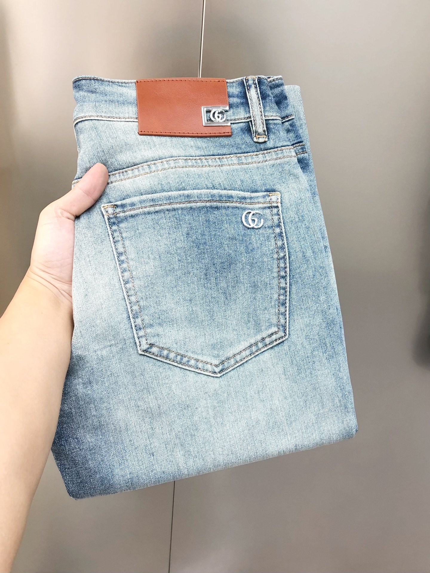 NO:131840,G*cci Guqi 2025 early spring new men's slim foot jeans, the official website is simple and fashionable, hot, high-end customization, original single ruthless goods, back pants bag logo design, custom imported denim wash denim pure cotton fabric, original auxiliary materials, fine workmanship, cool and energetic, soft and delicate, comfortable and breathable, commuter style, extremely high matching rate, overwhelming wear rate, counter quality, super handsome upper body, stylish, 28-38 (elastic) with 35, not 37, shipped the next day,, jeans, alexander wang19860909G*cci 古齐2025早春新款男士修身小脚牛仔裤 官网同步简洁时尚 爆款 高端定制 原单狠货 后裤袋logo标设计 定制进口丹宁水洗牛仔纯棉面料 原版辅料 做工精细 酷劲活力十足 柔软细腻 舒适透气 通勤款 搭配率极高 耐穿率爆表 专柜品质 上身超帅气 有型 码数 28-38（有弹力)有35,没37 隔天出货,,jeans,alexander wang,Men's clothing