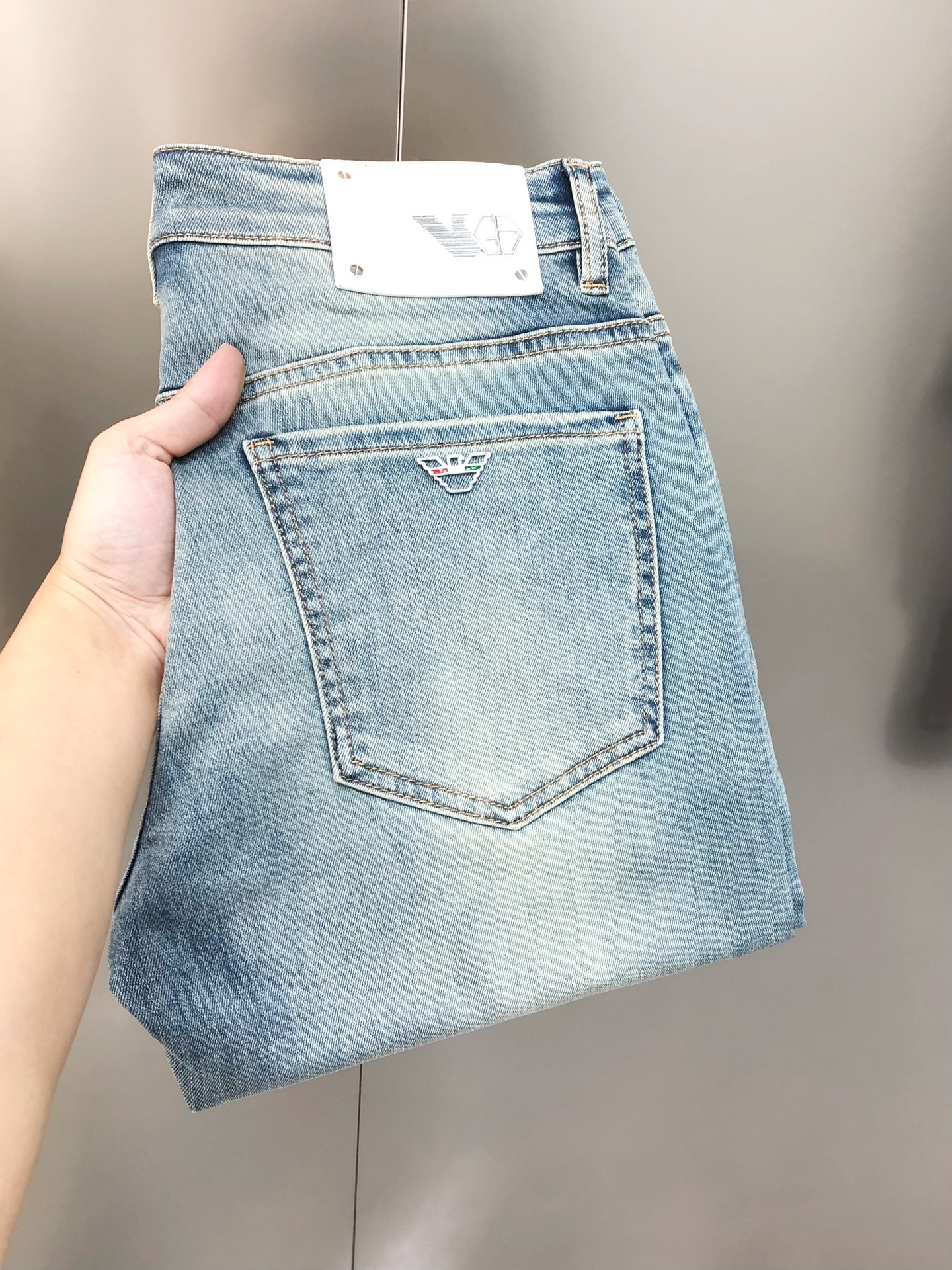 NO:131837,A*mani Armani 2025 early spring new men's slim foot jeans, the official website is simple and fashionable, hot, high-end customization, original single ruthless goods, back pants bag Feiying logo design, custom imported denim wash denim pure cotton fabric, original auxiliary materials, fine workmanship, cool and energetic, soft and delicate, comfortable and breathable, commuter style, extremely high matching rate, overwhelming wear rate, counter quality, super handsome upper body, stylish, 28-38 (elastic) with 35, not 37, shipped the next day,,armani, jeans, alexander wang19860909A*mani 阿玛尼2025早春新款男士修身小脚牛仔裤 官网同步简洁时尚 爆款 高端定制 原单狠货 后裤袋飞鹰logo标设计 定制进口丹宁水洗牛仔纯棉面料 原版辅料 做工精细 酷劲活力十足 柔软细腻 舒适透气 通勤款 搭配率极高 耐穿率爆表 专柜品质 上身超帅气 有型 码数 28-38（有弹力)有35,没37 隔天出货,,armani,jeans,alexander wang,Men's clothing