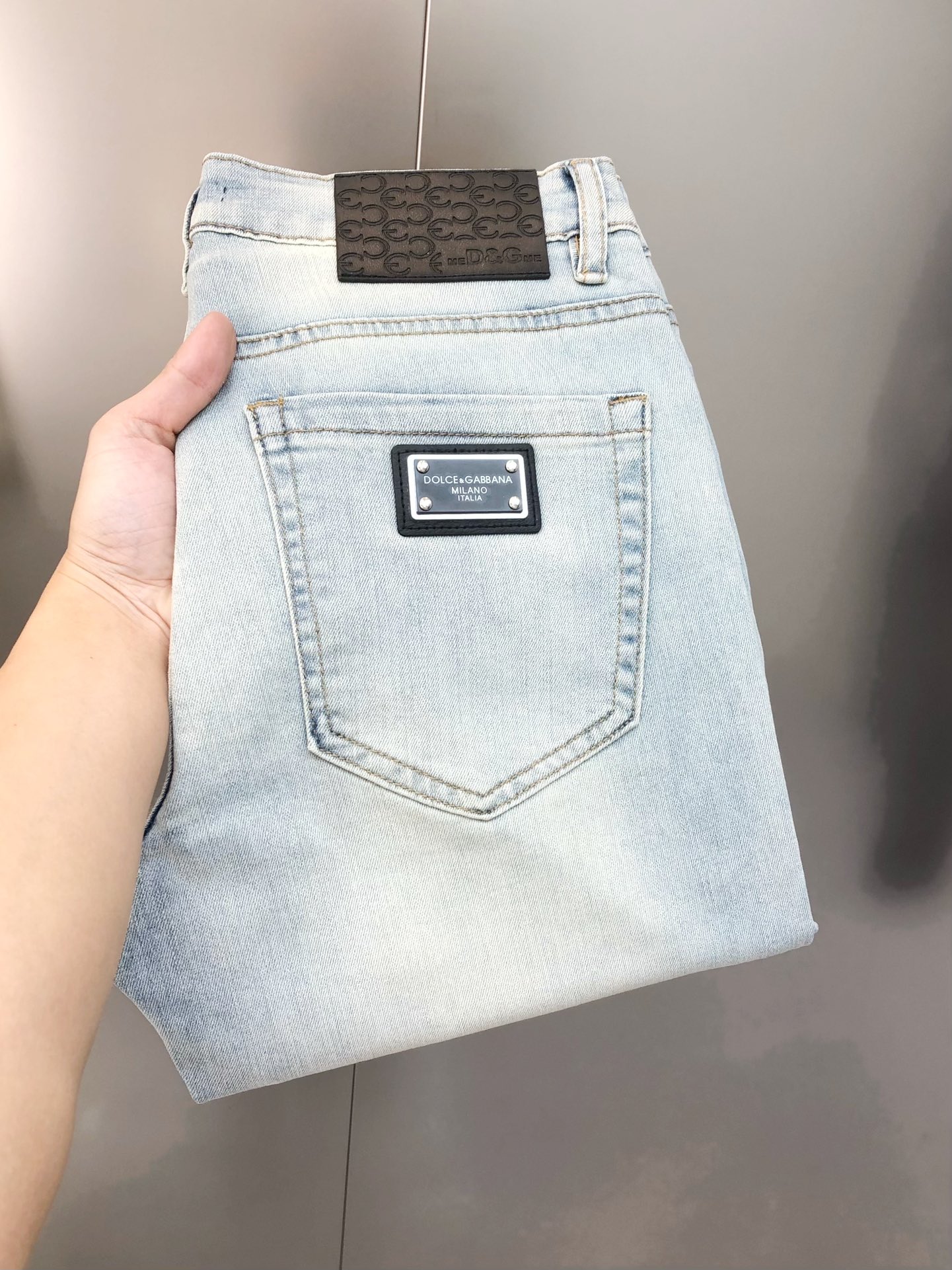 NO:131822,DG Dolce & Gabbana 2025 early spring new men's slim foot jeans, the official website is simple and fashionable, hot, high-end customization, original single ruthless goods, back pants bag logo design, custom imported denim wash denim pure cotton fabric, original auxiliary materials, fine workmanship, cool and energetic, soft and delicate, comfortable and breathable, commuter style, extremely high matching rate, overwhelming wear rate, counter quality, super handsome upper body, stylish, 28-38 (elastic) with 35, not 37, shipped the next day,, Dolce & Gabbana, Dolce & Gabbana, jeans, alexander wang19860909DG 杜嘉班纳2025早春新款男士修身小脚牛仔裤 官网同步简洁时尚 爆款 高端定制 原单狠货 后裤袋logo标设计 定制进口丹宁水洗牛仔纯棉面料 原版辅料 做工精细 酷劲活力十足 柔软细腻 舒适透气 通勤款 搭配率极高 耐穿率爆表 专柜品质 上身超帅气 有型 码数 28-38（有弹力)有35,没37 隔天出货,,Dolce&Gabbana,Dolce&Gabbana,jeans,alexander wang,Men's clothing