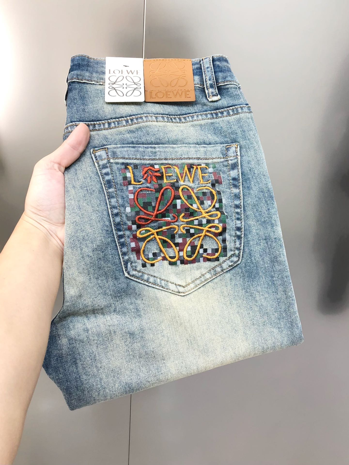 NO:131821,L*EWE Luo Yiwei 2025 early spring new men's slim foot jeans, the official website is simple and fashionable, hot, high-end customization, original single-stand-printed back pants bag three-dimensional embroidery logo pattern design, custom imported denim washing denim pure cotton fabric, original auxiliary materials, fine workmanship, cool and energetic, soft and delicate, comfortable and breathable, commuter style, extremely high matching rate, overwhelming wear rate, counter quality, super handsome upper body, stylish, 28-38 (elastic) with 35, not 37, shipped the next day,,loewe, jeans, alexander wang19860909L*EWE 罗意葳2025早春新款男士修身小脚牛仔裤 官网同步简洁时尚 爆款 高端定制 原单狠货 印胶后裤袋立体刺绣logo图案设计 定制进口丹宁水洗牛仔纯棉面料 原版辅料 做工精细 酷劲活力十足 柔软细腻 舒适透气 通勤款 搭配率极高 耐穿率爆表 专柜品质 上身超帅气 有型 码数 28-38（有弹力)有35,没37 隔天出货,,loewe,jeans,alexander wang,Men's clothing