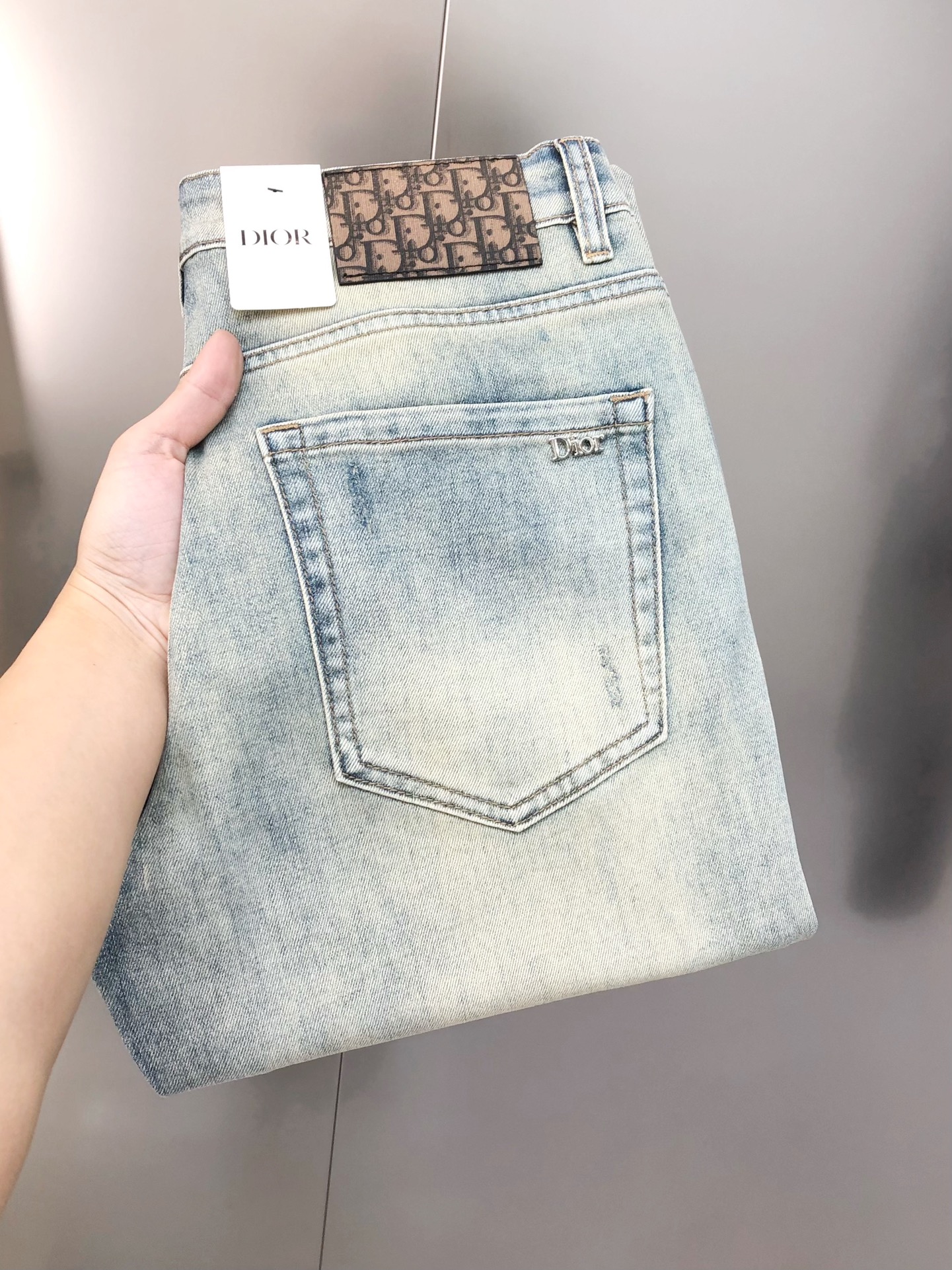 NO:131825,D*or Dior 2025 early spring new men's slim foot jeans, the official website is simple and fashionable, hot, high-end customization, original single ruthless goods, back pants bag letter logo design, custom imported denim wash denim pure cotton fabric, original auxiliary materials, fine workmanship, cool and energetic, soft and delicate, comfortable and breathable, commuter style, extremely high matching rate, overwhelming wear rate, counter quality, super handsome upper body, stylish, 28-38 (elastic) with 35, not 37, shipped the next day,,dior,jeans,alexander wang19860909D*or 迪奥2025早春新款男士修身小脚牛仔裤 官网同步简洁时尚 爆款 高端定制 原单狠货 后裤袋字母logo标设计 定制进口丹宁水洗牛仔纯棉面料 原版辅料 做工精细 酷劲活力十足 柔软细腻 舒适透气 通勤款 搭配率极高 耐穿率爆表 专柜品质 上身超帅气 有型 码数 28-38（有弹力)有35,没37 隔天出货,,dior,jeans,alexander wang,Men's clothing