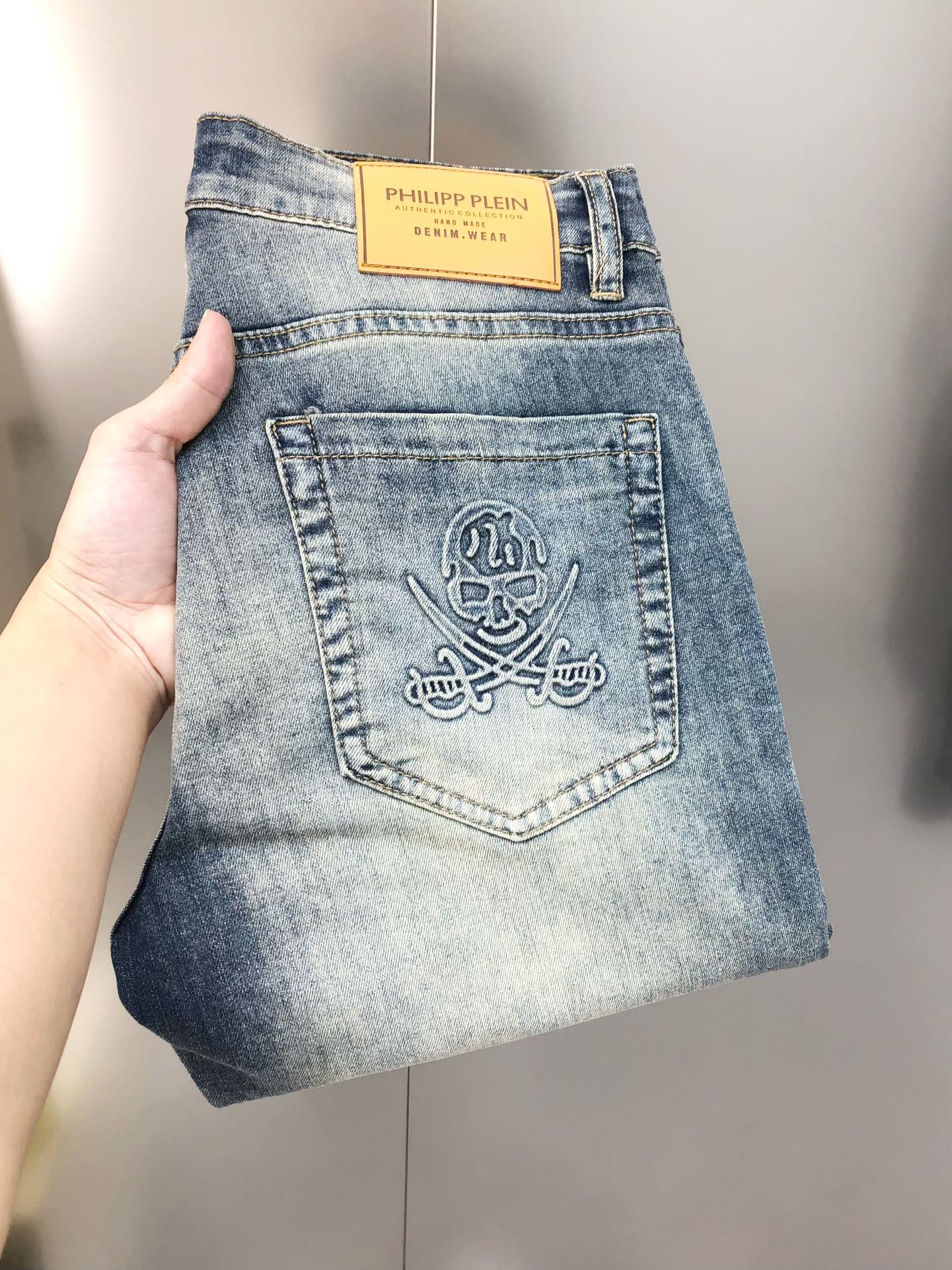 NO:131828,PP Philip Plein 2025 early spring new men's slim foot jeans, the official website is simple and fashionable, hot, high-end customization, original single, embossed logo pattern design, custom imported denim washing denim pure cotton fabric, original auxiliary materials, fine workmanship, cool and energetic, soft and delicate, comfortable and breathable, commuter style, extremely high matching rate, overwhelming wear rate, counter quality, super handsome upper body, stylish, 28-38 (elastic) with 35, not 37, shipped the next day,, PHILIPP PLEIN, jeans, alexander wang19860909PP 菲利普普莱因2025早春新款男士修身小脚牛仔裤 官网同步简洁时尚 爆款 高端定制 原单狠货 后裤袋压花logo图案设计 定制进口丹宁水洗牛仔纯棉面料 原版辅料 做工精细 酷劲活力十足 柔软细腻 舒适透气 通勤款 搭配率极高 耐穿率爆表 专柜品质 上身超帅气 有型 码数 28-38（有弹力)有35,没37 隔天出货,,PHILIPP PLEIN,jeans,alexander wang,Men's clothing