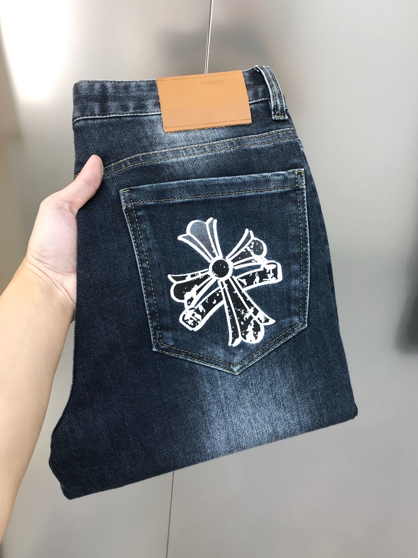 NO:131804,Croxin's new style of men's slim foot jeans, the official website is simple and fashionable, hot, high-end customization, original single ruthless goods, back pants, glue-printed Sanskrit logo pattern design, custom imported denim-washed denim pure cotton fabric, original auxiliary materials, fine workmanship, cool and energetic, soft and delicate, comfortable and breathable, commuter style, extremely high matching rate, overwhelming wear rate, counter quality, super handsome upper body, stylish, 28-38 (elastic) not 35 37 shipped the next day,,chrome hearts, jeans, alexander wang19860909克罗心新款男士修身小脚牛仔裤 官网同步简洁时尚 爆款 高端定制 原单狠货 后裤袋印胶梵文logo图案设计 定制进口丹宁水洗牛仔纯棉面料 原版辅料 做工精细 酷劲活力十足 柔软细腻 舒适透气 通勤款 搭配率极高 耐穿率爆表 专柜品质 上身超帅气 有型 码数 28-38（有弹力)没35 37 隔天出货,,chrome hearts,jeans,alexander wang,Men's clothing