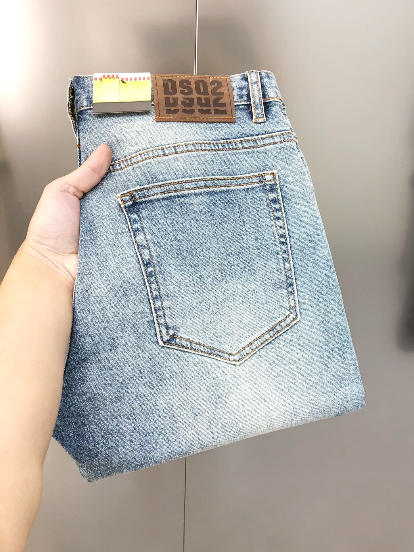 NO:131806,D2 The second-rate new men's slim-fitting jeans, the official website is synchronized with old holes, simple and fashionable, hot, high-end customization, original single, custom imported denim-washed denim pure cotton fabric, original auxiliary materials, fine workmanship, cool and energetic, soft and delicate, comfortable and breathable, commuter style, extremely high matching rate, overwhelming wear rate, counter quality, super handsome upper body, stylish, 28-38 (elastic) not 35 37 shipped the next day,, jeans, alexander wang19860909D2 第二次方新款男士修身小脚牛仔裤 官网同步做旧破洞 简洁时尚 爆款 高端定制 原单狠货 定制进口丹宁水洗牛仔纯棉面料 原版辅料 做工精细 酷劲活力十足 柔软细腻 舒适透气 通勤款 搭配率极高 耐穿率爆表 专柜品质 上身超帅气 有型 码数 28-38（有弹力)没35 37 隔天出货,,jeans,alexander wang,Men's clothing