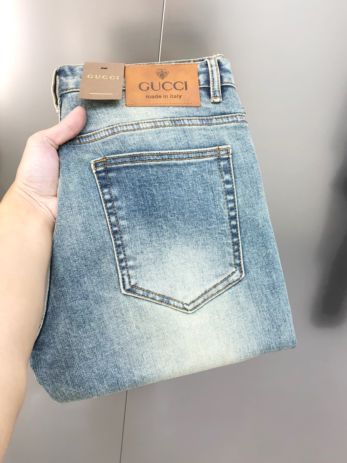 NO:131808,G*cci Guqi new men's slim foot jeans, the official website is synchronized with old holes, simple and fashionable, hot model, high-end customization, original single-stand-printed letter logo pattern design, custom imported denim wash denim pure cotton fabric, original auxiliary materials, fine workmanship, cool and energetic, soft and delicate, comfortable and breathable, commuter style, extremely high matching rate, overwhelming wear rate, counter quality, super handsome upper body, stylish, 28-38 (elastic) not 35 37 shipped the next day,, jeans, alexander wang19860909G*cci 古齐新款男士修身小脚牛仔裤 官网同步做旧破洞 简洁时尚 爆款 高端定制 原单狠货 印胶字母logo图案设计 定制进口丹宁水洗牛仔纯棉面料 原版辅料 做工精细 酷劲活力十足 柔软细腻 舒适透气 通勤款 搭配率极高 耐穿率爆表 专柜品质 上身超帅气 有型 码数 28-38（有弹力)没35 37 隔天出货,,jeans,alexander wang,Men's clothing