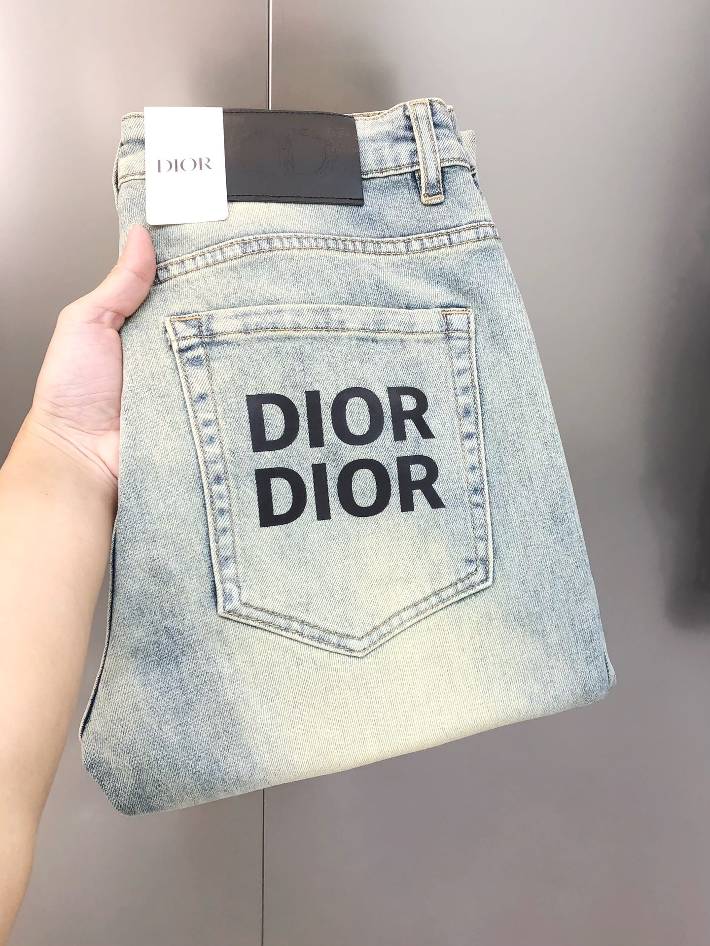 NO:131812,D*or Dior new men's slim foot jeans, the official website is simple and fashionable, hot, high-end customization, original single, back pants, printed letter logo design, custom imported denim-washed denim pure cotton fabric, original auxiliary materials, fine workmanship, cool and energetic, soft and delicate, comfortable and breathable, commuter style, extremely high matching rate, overwhelming wear rate, counter quality, super handsome upper body, stylish, 28-38 (elastic) not 35 37 shipped the next day,,dior,jeans,alexander wang19860909D*or 迪奥新款男士修身小脚牛仔裤 官网同步简洁时尚 爆款 高端定制 原单狠货 后裤袋印胶字母logo设计 定制进口丹宁水洗牛仔纯棉面料 原版辅料 做工精细 酷劲活力十足 柔软细腻 舒适透气 通勤款 搭配率极高 耐穿率爆表 专柜品质 上身超帅气 有型 码数 28-38（有弹力)没35 37 隔天出货,,dior,jeans,alexander wang,Men's clothing
