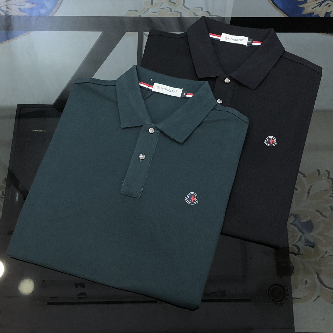NO:131862,M*ncler 2025 spring and summer new style original single men's lapel Polo shirt short-sleeved T-shirt is released simultaneously on the counter. Hot style, simple, fashionable and versatile, high-end quality, chest printing embroidery logo inner collar printing letter design, customized imported mercerized bead floor cotton fabric, comfortable to wear, breathable, high-grade and textured, simple and generous, fashionable and unique, casual and casual upper body, handsome and stylish, showing the temperament of a big brand. Size M-3XL (maximum wearable about 185 kilograms, please report height and weight to place an order) Black dark green, shipped the next day,,christian louboutin,Moncler,T-shirt,tees,t-shirt,alexander wang19860909M*ncler 蒙口2025春夏新款原单男士翻领Polo衫短袖T恤 柜台同步发售 爆款 简洁时尚百搭 高端品质 胸前印胶刺绣logo内领印胶字母设计 定制进口丝光珠地棉面料 穿着舒适 透气 档次高很有质感 简单大方得体 时尚不失个性 上身休闲随性 帅气有型 彰显大牌气质.尺码M-3XL（最大可穿185斤左右 下单请报身高体重) 黑色 墨绿色 隔天出货,,christian louboutin,Moncler,T-shirt,tees，t-shirt,alexander wang,Men's clothing