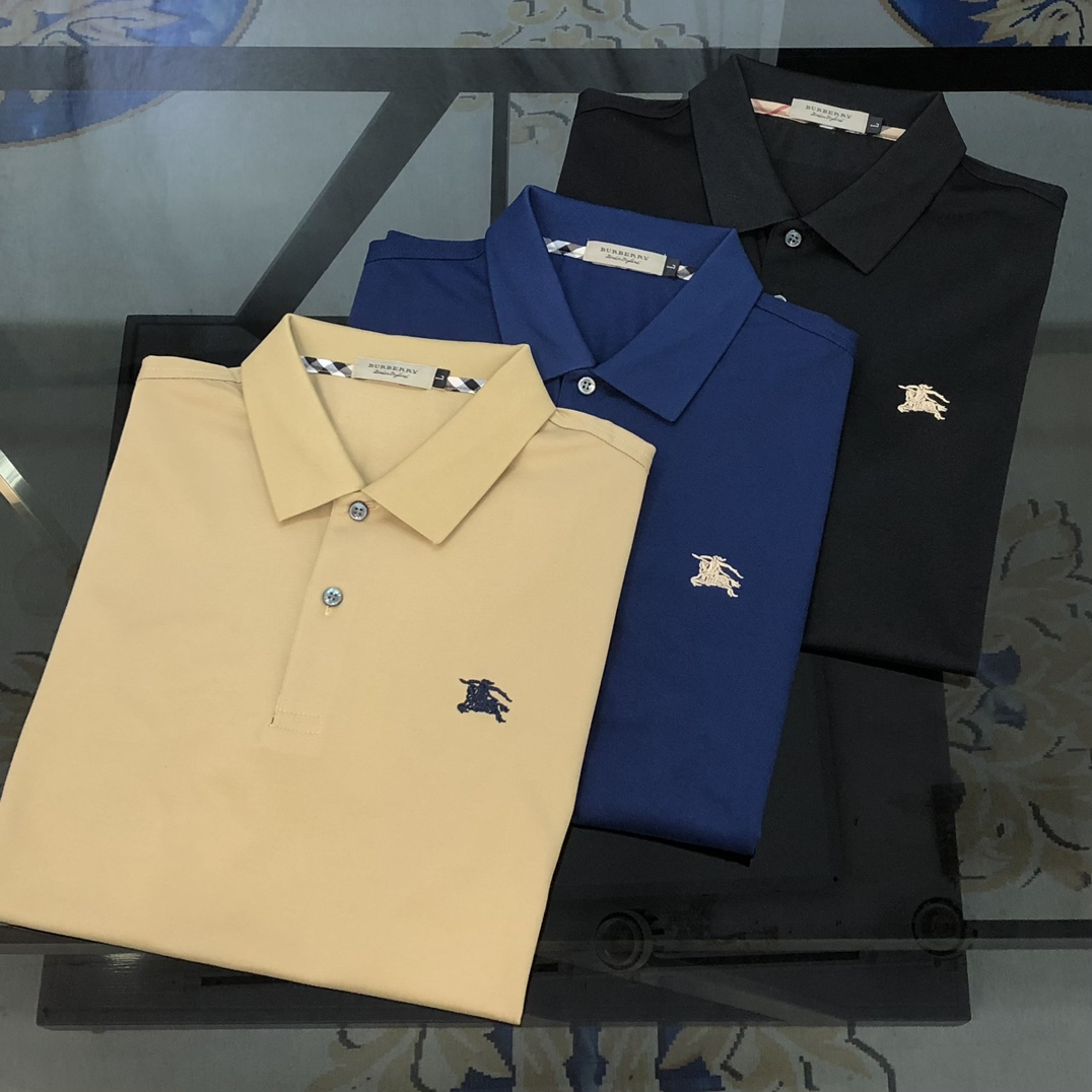 NO:131864,BURBE** Burberry 2025 spring and summer new original single men's lapel Polo shirt short-sleeved T-shirt is released simultaneously on the counter. Hot style, simple, fashionable and versatile, high-end quality, three-dimensional embroidered war horse logo design, customized imported mercerized bead floor cotton fabric, comfortable to wear, breathable, high-grade and texture, simple and generous, fashionable and personalized, casual and casual upper body, handsome and stylish, showing the temperament of a big brand. Size M-3XL (maximum wearable about 185 kilograms, please report height and weight to place an order) Black royal blue khaki shipped the next day, burberry, burberry, T-shirt,tees, t-shirt,alexander wang19860909BURBE** 巴宝莉2025春夏新款原单男士翻领Polo衫短袖T恤 柜台同步发售 爆款 简洁时尚百搭 高端品质 胸前立体刺绣战马logo设计 定制进口丝光珠地棉面料 穿着舒适 透气 档次高很有质感 简单大方得体 时尚不失个性 上身休闲随性 帅气有型 彰显大牌气质.尺码M-3XL（最大可穿185斤左右 下单请报身高体重) 黑色 宝蓝色 卡其色隔天出货,,burberry,burberry,T-shirt,tees，t-shirt,alexander wang,Men's clothing