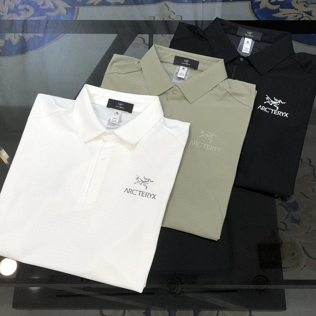 NO:131870,Archaeoptera bird 2025 spring and summer new original single men's lapel Polo shirt short-sleeved T-shirt is released simultaneously on the counter. Hot style, simple, fashionable and versatile, high-end quality, printed on the chest, logo pattern design, customized original imported fabric, comfortable to wear, breathable, high-grade and texture, simple and generous, fashionable and personalized, casual and casual upper body, handsome and stylish, showing the temperament of a big brand. Size M-3XL (maximum wearable about 185 kilograms, please report height and weight to place an order) Shipping the next day, 3 colors available, arc'teryx, T-shirt,tees, t-shirt,alexander wang19860909始祖鸟2025春夏新款原单男士翻领Polo衫短袖T恤 柜台同步发售 爆款 简洁时尚百搭 高端品质 胸前印胶字母logo图案设计 定制原版进口面料 穿着舒适 透气 档次高很有质感 简单大方得体 时尚不失个性 上身休闲随性 帅气有型 彰显大牌气质.尺码M-3XL（最大可穿185斤左右 下单请报身高体重) 隔天出货 3色可选,arc'teryx,T-shirt,tees，t-shirt,alexander wang,Men's clothing
