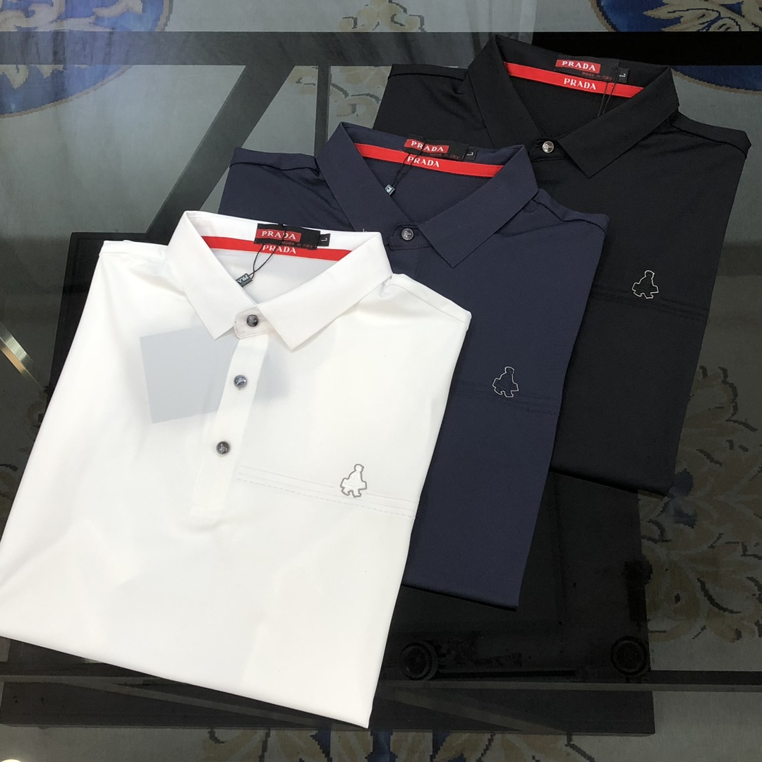 NO:131868,P*ADA 2025 spring and summer new original single men's lapel Polo shirt short-sleeved T-shirt is released simultaneously on the counter. Hot style, simple, fashionable and versatile, high-end quality, chest printing logo design, custom imported Jinmin ice silk cotton blend fabric, comfortable to wear, breathable, high-grade and texture, simple and generous, fashionable and personalized, casual and casual upper body, handsome and stylish, showing the temperament of a big brand. Size M-3XL (maximum wearable about 185 kilograms, please report height and weight to place an order) Black White Gray and blue Shipping the next day,,prada, T-shirt,tees, t-shirt,alexander wang19860909P*ADA 普拉哒2025春夏新款原单男士翻领Polo衫短袖T恤 柜台同步发售 爆款 简洁时尚百搭 高端品质 胸前印胶logo设计 定制进口锦氨冰丝棉混纺面料 穿着舒适 透气 档次高很有质感 简单大方得体 时尚不失个性 上身休闲随性 帅气有型 彰显大牌气质.尺码M-3XL（最大可穿185斤左右 下单请报身高体重) 黑色 白色 灰蓝色 隔天出货,,prada,T-shirt,tees，t-shirt,alexander wang,Men's clothing
