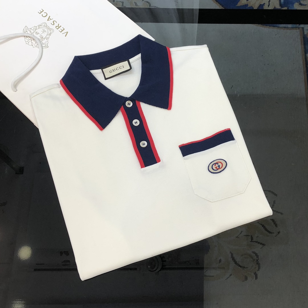 NO:131873,G*cci Guqi 2025 spring and summer new original single men's lapel short-sleeved Polo shirt T-shirt hits OS loose version high-end quality simple and fashionable and versatile custom imported double-strand pearl-ground pure cotton fabric comfortable to wear, breathable, high-end texture, simple and generous, stylish and unique, casual and casual upper body, handsome and stylish, showing the temperament of a big brand. Size M-3XL (large, maximum wearable about 200 pounds. Please report height and weight to place an order) beige, T-shirt,tees, t-shirt,alexander wang19860909G*cci 古齐2025春夏新款原单男士翻领短袖Polo衫T恤 爆款 OS宽松版型高版本 高端品质 简洁时尚百搭 定制进口双股珠地纯棉面料 穿着舒适 透气 档次高很有质感 简单大方得体 时尚不失个性 上身休闲随性 帅气有型 彰显大牌气质.尺码M-3XL（偏大 最大可穿200斤左右 下单请报身高体重）米色,,T-shirt,tees，t-shirt,alexander wang,Men's clothing