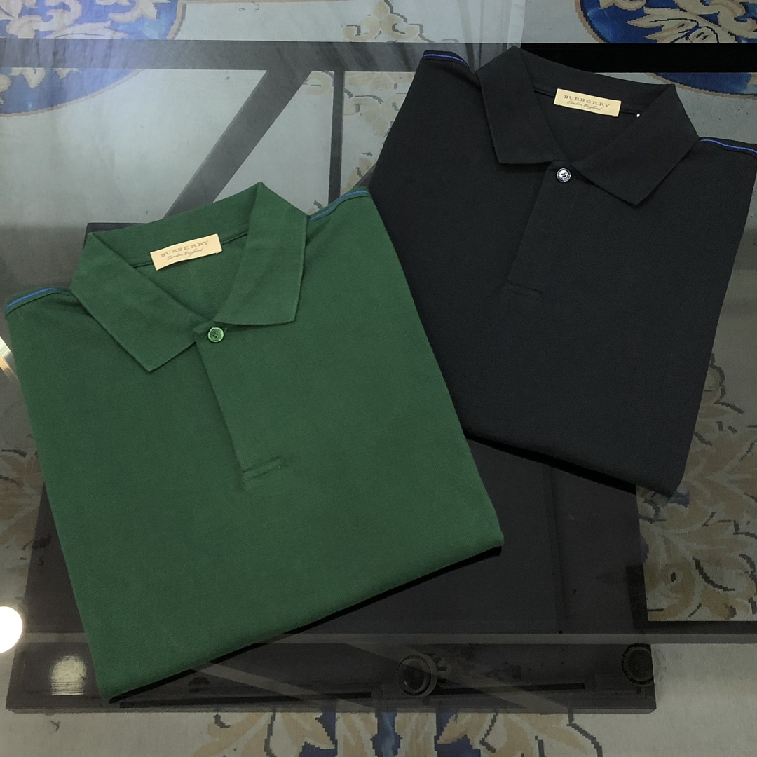 NO:131872,BURBE** Burberry 2025 spring and summer new style original single men's lapel short-sleeved Polo shirt T-shirt hits OS loose style simple and fashionable and versatile high-end quality three-dimensional embroidered war horse logo pattern custom imported double-strand pearl-ground pure cotton fabric comfortable to wear, breathable, high grade and texture, simple and generous, fashionable and personalized, casual and casual upper body, handsome and stylish, showing the temperament of a big brand. Size M-3XL (large, maximum wearable about 200 pounds, please report height and weight to place an order) black green shipped the next day, burberry, burberry, T-shirt, tees, t-shirt, alexander wang19860909BURBE** 巴宝莉2025春夏新款原单男士翻领短袖Polo衫T恤 爆款 OS宽松版型简洁时尚百搭 高端品质 立体刺绣战马logo图案 定制进口双股珠地纯棉面料 穿着舒适 透气 档次高很有质感 简单大方得体 时尚不失个性 上身休闲随性 帅气有型 彰显大牌气质.尺码M-3XL（偏大 最大可穿200斤左右 下单请报身高体重）黑色 绿色 隔天出货,,burberry,burberry,T-shirt,tees，t-shirt,alexander wang,Men's clothing