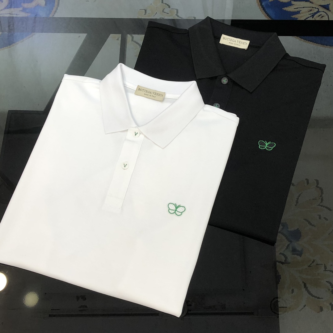 NO:131887,BV Baodiejia 2025 spring and summer new original single men's lapel Polo shirt short-sleeved T-shirt high-end customization simple and fashionable and versatile chest three-dimensional embroidered logo pattern design custom imported double-strand pearl-ground pure cotton fabric comfortable to wear, breathable, high grade and texture, simple and generous, fashionable and personalized, casual and casual upper body, handsome and stylish, showing the temperament of a big brand. Size M-3XL (maximum wearable about 190 pounds, please report height and weight to place an order) Black and white Shipping the next day,,bottega veneta,bottega veneta,T-shirt,tees,t-shirt,alexander wang19860909BV 葆蝶家2025春夏新款原单男士翻领Polo衫短袖T恤 高版本 高端定制 简洁时尚百搭爆款胸前立体刺绣logo图案设计 定制进口双股珠地纯棉面料 穿着舒适 透气 档次高很有质感 简单大方得体 时尚不失个性 上身休闲随性 帅气有型 彰显大牌气质.尺码M-3XL（最大可穿190斤左右 下单请报身高体重) 黑色 白色 隔天出货,,bottega veneta,bottega veneta,T-shirt,tees，t-shirt,alexander wang,Men's clothing