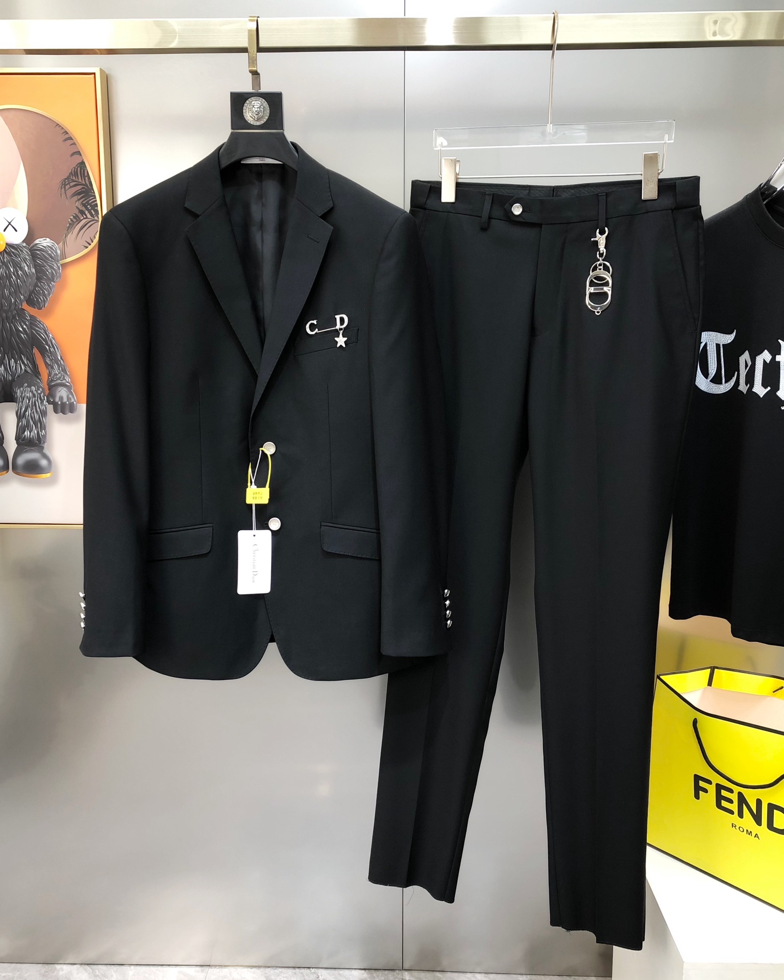 NO:131858,The whole set of tops P trousers P D*or Dior 2025 early spring new original single men's business casual suit suit suit suit jacket trousers can be sold separately and sold simultaneously on the official website High-end customization, fashionable and versatile, popular chest logo brooch design, removable, using original imported polyester fiber innovative memory fabric, master-level tailoring!  The touch is soft and delicate, and the upper body is comfortable. The original imported engraving hardware accessories are provided with smooth lines, exquisite craftsmanship, excellent style, and casual matching. They are very fashionable and handsome. Highly recommended!  Counter size 46-58=S-4XL (maximum size can be worn about 200 kilograms. Please report height and weight to place an order) Shipping the next day Black Gray, Dior, Jackets & coats, business suit, brooch, breastpin, alexander wang19860909整套 上衣P 西裤P D*or 迪奥2025早春新款原单男士商务休闲西装套装 西服外套西裤 可拆开售卖官网同步售卖 高端定制 时尚百搭 爆款胸前logo胸针设计 可拆卸 采用原版进口聚酯纤维创新记忆面料 大师级剪裁！手感柔软细腻 上身舒适 客供原版进口刻字五金辅料配件,线条流畅,工艺精致,版型超赞,随意搭配都非常时尚帅气强烈推荐哦！专柜尺码46-58=S-4XL（最大码可穿200斤左右 下单请报身高体重) 隔天出货 黑色 灰色,,dior,jackets & coats,business suit,brooch，breastpin,alexander wang,Men's clothing