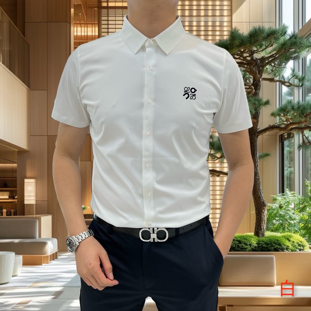 NO:131846,L*EWE Luo Yiwei 2025 early spring new men's original single casual short-sleeved shirt is released simultaneously on the official website. Simple, fashionable and versatile, high-end quality seamless cutting and edging, glue logo pattern design, custom imported Jinmintian silk cotton fabric, high elasticity, no wrinkles, customized hardware accessories, comfortable to wear, breathable, high grade and texture, simple and generous, fashionable and unique, casual, handsome and stylish, showing the temperament of a big brand. Size M-4XL (maximum wearable about 195 kilograms, please report height and weight to place an order) shipped the next day,,loewe,shirts,T-shirt,alexander wang19860909L*EWE 罗意葳2025早春新款男士原单休闲短袖衬衫 官网同步发售 简洁时尚百搭 高端品质无缝切割包边 印胶logo图案设计 定制进口锦氨天丝棉面料 弹力大 不起皱 定制五金辅料 穿着舒适 透气 档次高很有质感 简单大方得体 时尚不失个性 上身休闲随性 帅气有型 彰显大牌气质.尺码M-4XL（最大可穿195斤左右 下单请报身高体重)隔天出货,,loewe,shirts,T-shirt,alexander wang,Men's clothing
