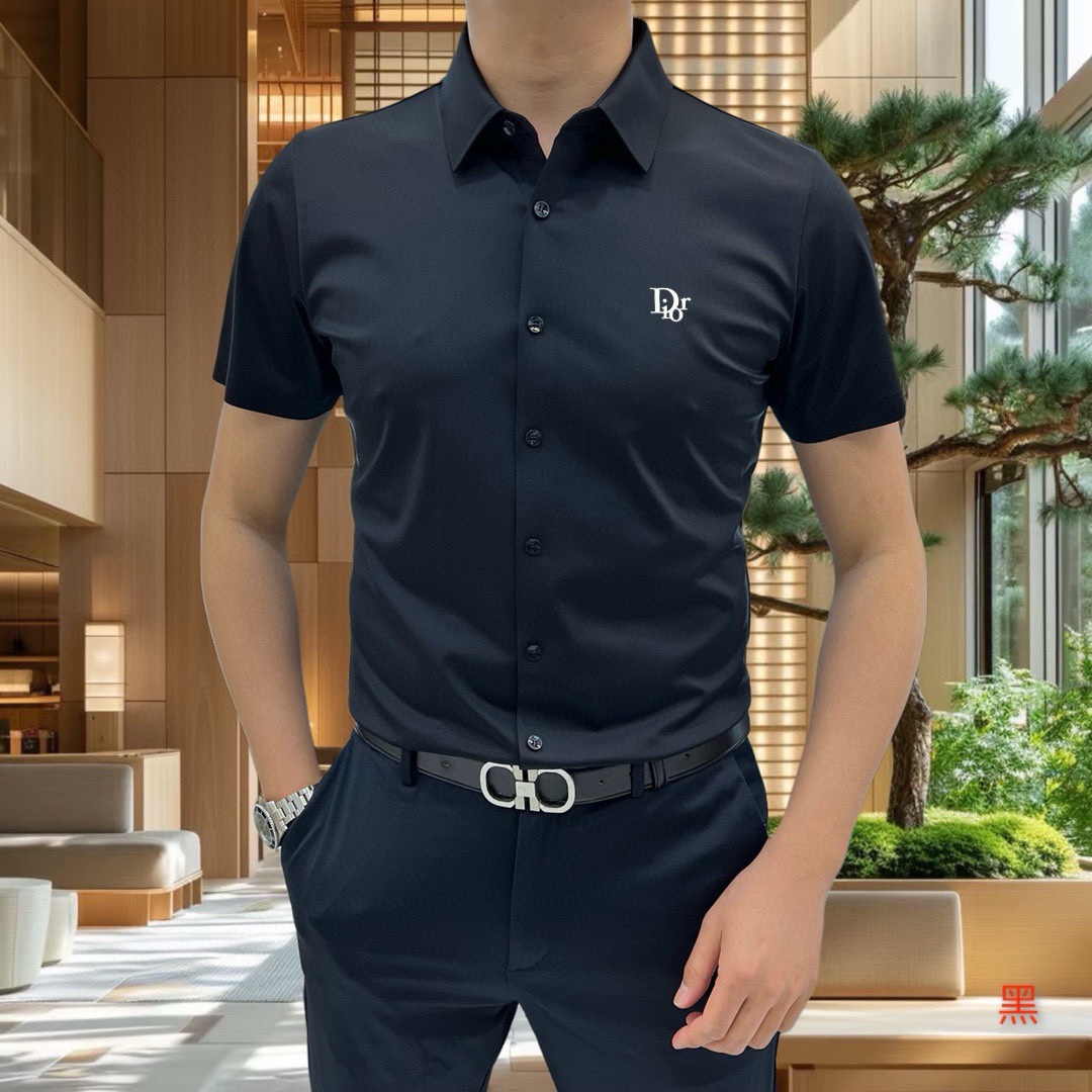 NO:131849,D*or Dior 2025 early spring new men's original single casual short-sleeved shirt is released simultaneously on the official website. Simple, fashionable and versatile, high-end quality seamless cutting and edging, printed letter logo pattern design, custom imported Jinmintian silk cotton fabric, large elasticity, no wrinkles, customized hardware accessories, comfortable to wear, breathable, high grade and texture, simple and generous, fashionable and unique, casual, handsome and stylish, showing the temperament of a big brand. Size M-4XL (maximum wearable about 195 kilograms, please report height and weight to place an order) shipped the next day,,dior,shirts,T-shirt,alexander wang19860909D*or 迪奥2025早春新款男士原单休闲短袖衬衫 官网同步发售 简洁时尚百搭 高端品质无缝切割包边 印胶字母logo图案设计 定制进口锦氨天丝棉面料 弹力大 不起皱 定制五金辅料 穿着舒适 透气 档次高很有质感 简单大方得体 时尚不失个性 上身休闲随性 帅气有型 彰显大牌气质.尺码M-4XL（最大可穿195斤左右 下单请报身高体重)隔天出货,,dior,shirts,T-shirt,alexander wang,Men's clothing