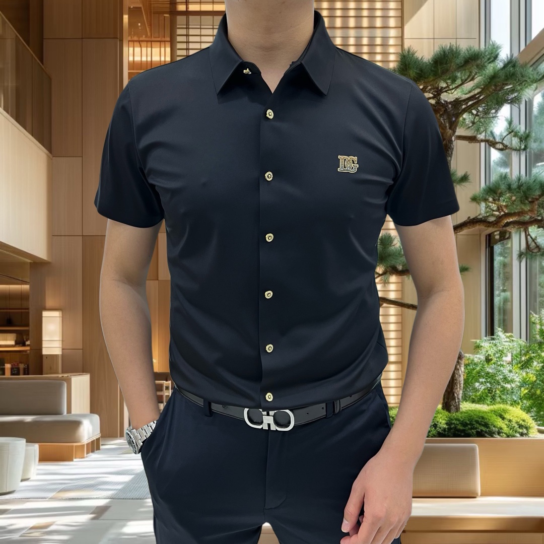 NO:131827,DG Dolce & Gabbana 2025 early spring new men's original single casual short-sleeved shirt is released simultaneously on the official website. Simple, fashionable and versatile, high-end quality seamless cutting and edging, printed and embroidered logo pattern design, custom imported Jinmintian silk cotton fabric, high elasticity, no wrinkles, customized hardware accessories, comfortable to wear, breathable, high grade and texture, simple and generous, fashionable and unique, casual, handsome and stylish, showing the temperament of a big brand. Size M-4XL (maximum wearable about 195 kilograms, please report height and weight to place an order) shipped the next day, Dolce & Gabbana, Dolce & Gabbana, Shirts, T-shirt, alexander wang19860909DG 杜嘉班纳2025早春新款男士原单休闲短袖衬衫 官网同步发售 简洁时尚百搭 高端品质无缝切割包边 印胶刺绣logo图案设计 定制进口锦氨天丝棉面料 弹力大 不起皱 定制五金辅料 穿着舒适 透气 档次高很有质感 简单大方得体 时尚不失个性 上身休闲随性 帅气有型 彰显大牌气质.尺码M-4XL（最大可穿195斤左右 下单请报身高体重)隔天出货,,Dolce&Gabbana,Dolce&Gabbana,shirts,T-shirt,alexander wang,Men's clothing