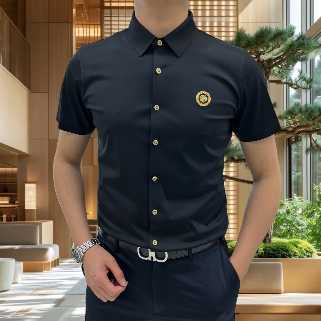 NO:131830,LP Noyou Pianya 2025 early spring new men's original single casual short-sleeved shirt is released simultaneously on the official website. Simple, fashionable and versatile, high-end quality seamless cutting and edging, hot stamping logo pattern design, custom imported Jinmintian silk cotton fabric, high elasticity, no wrinkles, customized hardware accessories, comfortable to wear, breathable, high grade and texture, simple and generous, fashionable and unique, casual, handsome and stylish, showing the temperament of a big brand. Size M-4XL (maximum wearable about 195 kilograms, please report height and weight to place an order) shipped the next day,,loro piano,shirts,T-shirt,alexander wang19860909LP 诺悠翩雅2025早春新款男士原单休闲短袖衬衫 官网同步发售 简洁时尚百搭 高端品质无缝切割包边 烫印logo图案设计 定制进口锦氨天丝棉面料 弹力大 不起皱 定制五金辅料 穿着舒适 透气 档次高很有质感 简单大方得体 时尚不失个性 上身休闲随性 帅气有型 彰显大牌气质.尺码M-4XL（最大可穿195斤左右 下单请报身高体重)隔天出货,,loro piana,shirts,T-shirt,alexander wang,Men's clothing