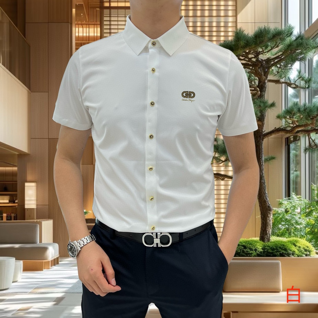 NO:131834,Ferragamo 2025 early spring new men's original single casual short-sleeved shirt is released simultaneously on the official website. Simple, fashionable and versatile, high-end quality seamless cutting and edging, glue logo pattern design, custom imported Jinmintian silk cotton fabric, high elasticity, no wrinkles, customized hardware accessories, comfortable to wear, breathable, high grade and texture, simple and generous, fashionable and unique, casual, handsome and stylish, showing the temperament of a big brand. Size M-4XL (maximum wearable about 195 kilograms, please report height and weight to place an order) shipped the next day, ferragamo,shirts,T-shirt,alexander wang19860909菲拉格慕2025早春新款男士原单休闲短袖衬衫 官网同步发售 简洁时尚百搭 高端品质无缝切割包边 印胶logo图案设计 定制进口锦氨天丝棉面料 弹力大 不起皱 定制五金辅料 穿着舒适 透气 档次高很有质感 简单大方得体 时尚不失个性 上身休闲随性 帅气有型 彰显大牌气质.尺码M-4XL（最大可穿195斤左右 下单请报身高体重)隔天出货,,ferragamo,shirts,T-shirt,alexander wang,Men's clothing