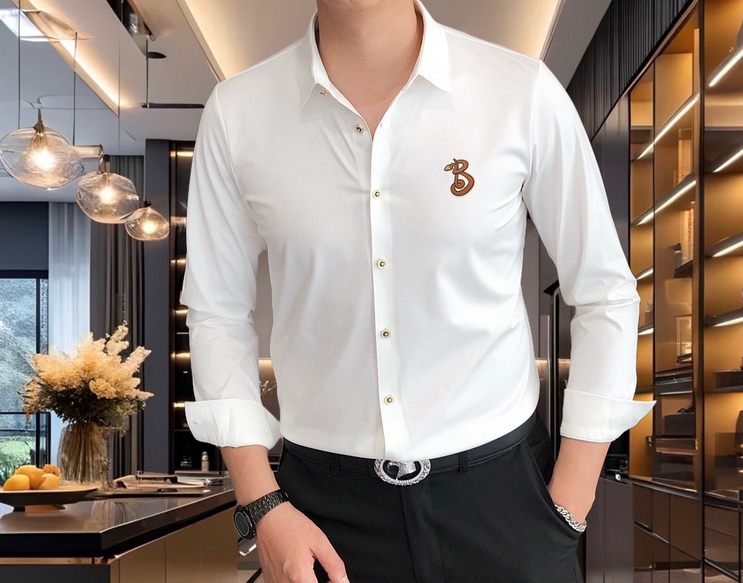 NO:131826,BURBE** Burberry 2025 early spring new men's original single casual long-sleeved shirt is released simultaneously on the official website. Simple, fashionable and versatile, high-end quality seamless cutting and edging, three-dimensional glue logo pattern design, custom imported Jinmintian silk cotton fabric, large elasticity, no wrinkles, customized hardware accessories, comfortable to wear, breathable, high grade and texture, simple and generous, fashionable and unique, casual, handsome and stylish, showing the temperament of a big brand. Size M-4XL (maximum wearable about 195 kilograms, please report height and weight to place an order) shipped the next day,,burberry,burberry,shirts,alexander wang19860909BURBE** 巴宝莉2025早春新款男士原单休闲长袖衬衫 官网同步发售 简洁时尚百搭 高端品质无缝切割包边 立体印胶logo图案设计 定制进口锦氨天丝棉面料 弹力大 不起皱 定制五金辅料 穿着舒适 透气 档次高很有质感 简单大方得体 时尚不失个性 上身休闲随性 帅气有型 彰显大牌气质.尺码M-4XL（最大可穿195斤左右 下单请报身高体重)隔天出货,,burberry,burberry,shirts,alexander wang,Men's clothing