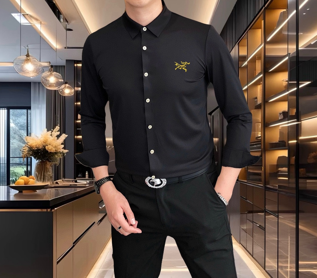 NO:131829,Archaeoptera Bird 2025 early spring new men's original single casual long-sleeved shirt is released simultaneously on the official website. Simple, fashionable and versatile. High-end quality seamless cutting and edging. Three-dimensional embroidery logo pattern design. Custom imported Jinmintian silk cotton fabric. High elasticity and no wrinkle. Custom hardware accessories. Comfortable and breathable. High grade and texture. Simple and generous. Fashionable and personalized. The upper body is casual and casual. Handsome and stylish. Show the temperament of a big brand. Size M-4XL (maximum wearable about 195 kilograms. Please report your height and weight to place an order) shipped the next day. Arc'teryx,shirts,alexander wang19860909始祖鸟2025早春新款男士原单休闲长袖衬衫 官网同步发售 简洁时尚百搭 高端品质无缝切割包边 立体刺绣logo图案设计 定制进口锦氨天丝棉面料 弹力大 不起皱 定制五金辅料 穿着舒适 透气 档次高很有质感 简单大方得体 时尚不失个性 上身休闲随性 帅气有型 彰显大牌气质.尺码M-4XL（最大可穿195斤左右 下单请报身高体重)隔天出货,arc'teryx,shirts,alexander wang,Men's clothing