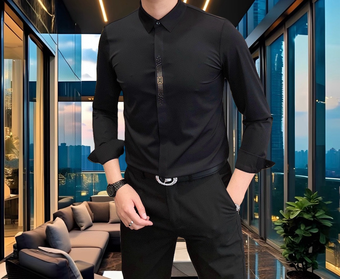 NO:131845,D*or Dior 2025 early spring new men's original single casual long-sleeved shirt is released simultaneously on the official website. Simple, fashionable and versatile, high-end quality seamless cutting and edging, ironing and diamond printing logo pattern design, custom imported Jinmintian silk cotton fabric, high elasticity, no wrinkles, customized hardware accessories, comfortable to wear, breathable, high grade and texture, simple and generous, fashionable and unique, casual, handsome and stylish, showing the temperament of a big brand. Size M-4XL (maximum wearable about 195 kilograms, please report height and weight to place an order) shipped the next day,,dior,shirts,alexander wang19860909D*or 迪奥2025早春新款男士原单休闲长袖衬衫 官网同步发售 简洁时尚百搭 高端品质无缝切割包边 烫钻印胶logo图案设计 定制进口锦氨天丝棉面料 弹力大 不起皱 定制五金辅料 穿着舒适 透气 档次高很有质感 简单大方得体 时尚不失个性 上身休闲随性 帅气有型 彰显大牌气质.尺码M-4XL（最大可穿195斤左右 下单请报身高体重)隔天出货,,dior,shirts,alexander wang,Men's clothing