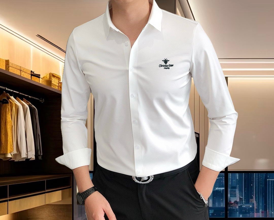 NO:131847,D*or Dior 2025 early spring new men's original single casual long-sleeved shirt is released simultaneously on the official website. Simple, fashionable and versatile, high-end quality seamless cutting and edging, three-dimensional embroidered letters, little bee logo pattern design, custom imported Jinmintian silk cotton fabric, high elasticity, no wrinkles, customized hardware accessories, comfortable to wear, breathable, high grade and texture, simple and generous, fashionable and unique, casual, handsome and stylish, showing the temperament of a big brand. Size M-4XL (maximum wearable about 195 kilograms, please report height and weight to place an order) shipped the next day,,dior,shirts,alexander wang19860909D*or 迪奥2025早春新款男士原单休闲长袖衬衫 官网同步发售 简洁时尚百搭 高端品质无缝切割包边 立体刺绣字母小蜜蜂logo图案设计 定制进口锦氨天丝棉面料 弹力大 不起皱 定制五金辅料 穿着舒适 透气 档次高很有质感 简单大方得体 时尚不失个性 上身休闲随性 帅气有型 彰显大牌气质.尺码M-4XL（最大可穿195斤左右 下单请报身高体重)隔天出货,,dior,shirts,alexander wang,Men's clothing