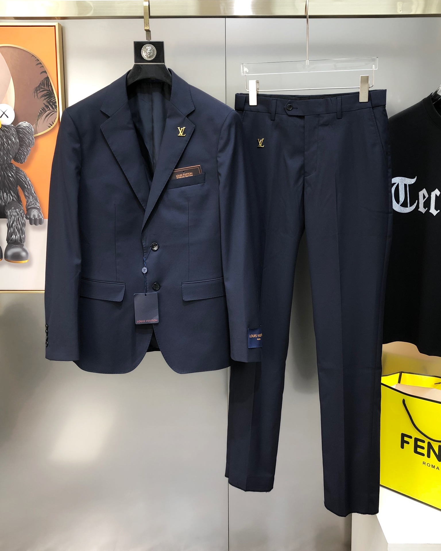 NO:131856,The whole set of tops P trousers P LV Louis Vuitton early spring new original single men's business casual suit suit suit suit jacket trousers can be sold separately and sold simultaneously on the official website High-end customization, fashionable and versatile, hot bee logo brooch design, using original imported polyester fiber innovative memory fabric, master-level tailoring!  The touch is soft and delicate, and the upper body is comfortable. The original imported engraving hardware accessories are provided with smooth lines, exquisite craftsmanship, excellent style, and casual matching. They are very fashionable and handsome. Highly recommended!  Counter size 46-58=S-4XL (maximum size can be worn about 200 pounds. Please report height and weight to place an order) Shipping the next day Navy blue,,louis vuitton,louis vuitton,jackets & coats,business suit,brooch,breastpin,alexander wang19860909整套 上衣P 西裤P LV 路易威登早春新款原单男士商务休闲西装套装 西服外套西裤 可拆开售卖官网同步售卖 高端定制 时尚百搭 爆款小蜜蜂logo胸针设计 采用原版进口聚酯纤维创新记忆面料 大师级剪裁！手感柔软细腻 上身舒适 客供原版进口刻字五金辅料配件,线条流畅,工艺精致,版型超赞,随意搭配都非常时尚帅气强烈推荐哦！专柜尺码46-58=S-4XL（最大码可穿200斤斤左右 下单请报身高体重) 隔天出货 藏青色,,louis vuitton,louis vuitton,jackets & coats,business suit,brooch，breastpin,alexander wang,Men's clothing