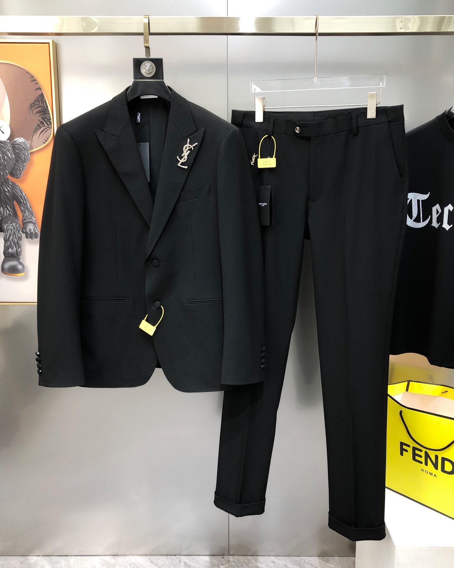 NO:131871,The whole set is sold without disassembly. YSL Saint Laurent's new early spring original single men's business casual suit suit suit, suit jacket and trousers. Sold simultaneously on the official website. High-end customization, fashionable and versatile. Hot collar logo metal logo design. It uses original imported polyester fiber innovative memory fabric. Master-level tailoring!  The touch is soft and delicate, and the upper body is comfortable. The original imported engraving hardware accessories are provided with smooth lines, exquisite craftsmanship, excellent style, and casual matching. They are very fashionable and handsome. Highly recommended!  Counter size 46-56=S-3XL (maximum size can be worn about 190 kilograms. Please report height and weight to place an order) Shipping the next day Black,,saint laurent,saint laurent,jackets & coats,business suit,alexander wang19860909整套售卖不拆 YSL 圣罗兰早春新款原单男士商务休闲西装套装 西服外套西裤 官网同步售卖 高端定制 时尚百搭 爆款领上logo金属标设计 采用原版进口聚酯纤维创新记忆面料 大师级剪裁！手感柔软细腻 上身舒适 客供原版进口刻字五金辅料配件,线条流畅,工艺精致,版型超赞,随意搭配都非常时尚帅气强烈推荐哦！专柜尺码46-56=S-3XL（最大码可穿190斤左右 下单请报身高体重) 隔天出货 黑色,,saint laurent,saint laurent,jackets & coats,business suit,alexander wang,Men's clothing