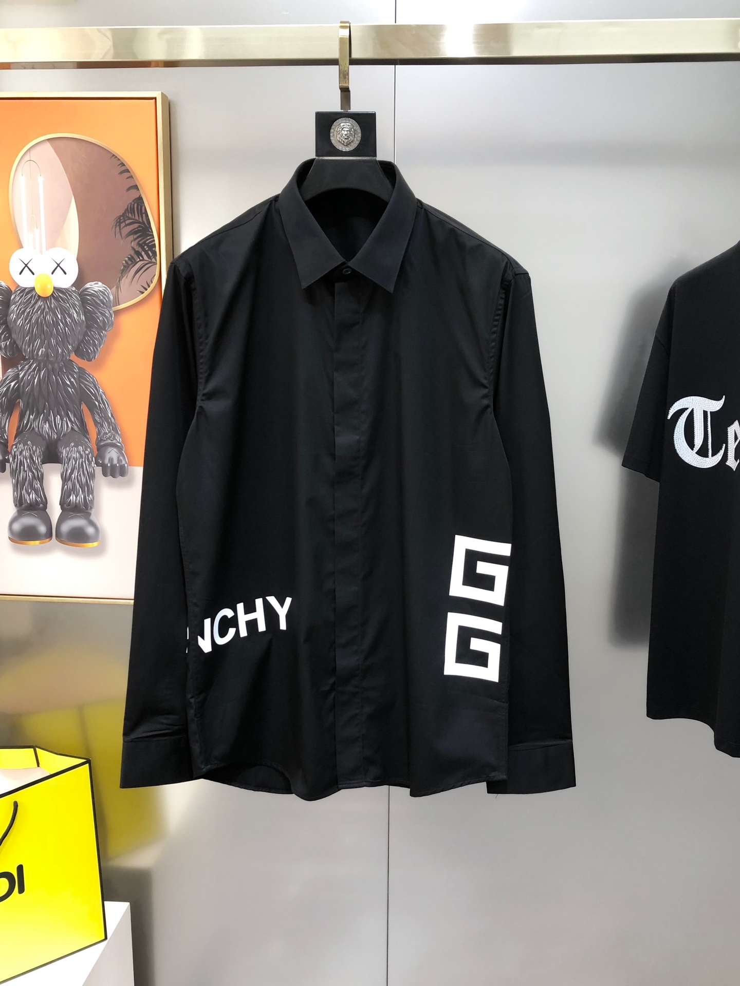 NO:131861,G*venchy Givenchy 2025 early spring new men's original single casual long-sleeved shirt sold simultaneously on the official website. Fashionable and trendy style. Slim fit style. High version. Hot style. Three-dimensional printed letter logo design. Original buttons. Customized double-stranded 120-public cotton fabric. Soft and delicate. Skin-friendly and comfortable. The fabric texture and comfort reach the peak. The OEM factory is fine and versatile and casual. The upper body is very good. Must-have items for men. Size 38-43=S-3XL (the maximum size is about 190 pounds. Please report height and weight.) Shipping the next day. Black White,, given,shirts,alexander wang19860909G*venchy 纪梵希2025早春新款男士原单休闲长袖衬衫 官网同步售卖 时尚潮款 修身版型 高版本 爆款 立体印胶字母logo设计 原版纽扣 定制双股120支府绸棉面料 手感柔软细腻 穿着亲肤舒适透气 面料质感与舒适度达到登峰造极 代工厂精细做百搭休闲 上身非常赞 男士必备单品 尺码38-43=S-3XL（最大码穿190斤左右 下单请报身高体重）隔天出货 黑色 白色,,givenchy,shirts,alexander wang,Men's clothing