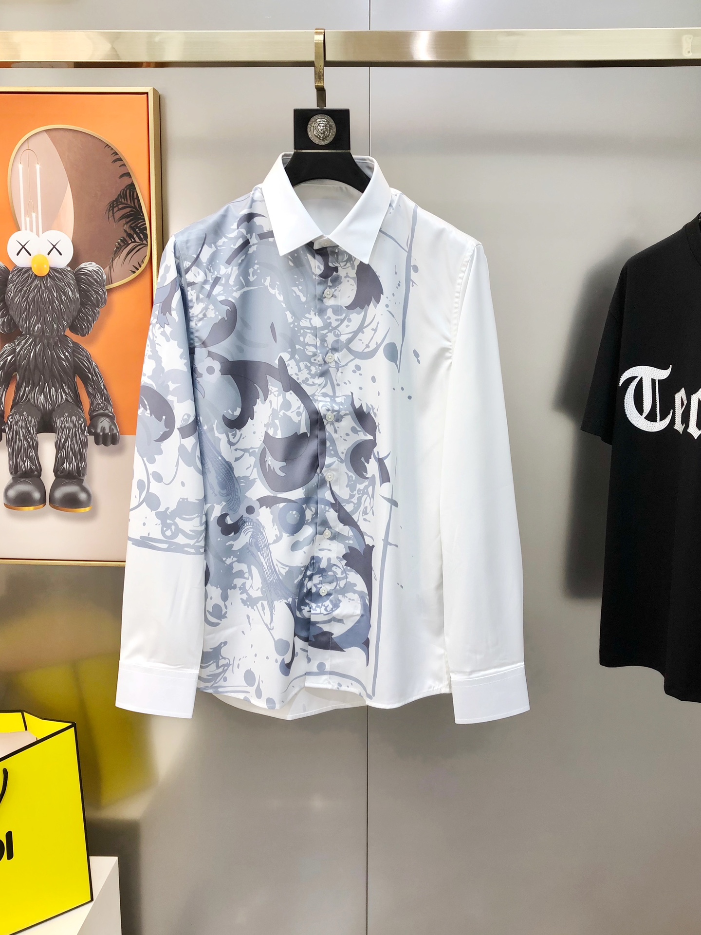 NO:131859,H*rmes Hermes early spring new men's original single casual long-sleeved shirt sold simultaneously on the official website. Fashion trendy style. High version. Hot version. High-definition digital direct-spray logo pattern design. Original buttons. Customized double-strand 120-pin poplin cotton fabric. Soft and delicate. Skin-friendly and comfortable. The texture and comfort of the fabric reach the peak. The OEM factory is fine and versatile and casual. The upper body is very good. Must-have items for men. Size 38-42=S-2XL (please report height and weight if you place an order) shipped the next day. Black White,, hermes,shirts,alexander wang19860909H*rmes 爱马仕早春新款男士原单休闲长袖衬衫 官网同步售卖 时尚潮款 高版本 爆款 高清数码直喷印花logo图案设计 原版纽扣 定制双股120支府绸棉面料 手感柔软细腻 穿着亲肤舒适透气 面料质感与舒适度达到登峰造极 代工厂精细做百搭休闲 上身非常赞 男士必备单品 尺码38-42=S-2XL（下单请报身高体重）隔天出货 黑色 白色,,hermes,shirts,alexander wang,Men's clothing